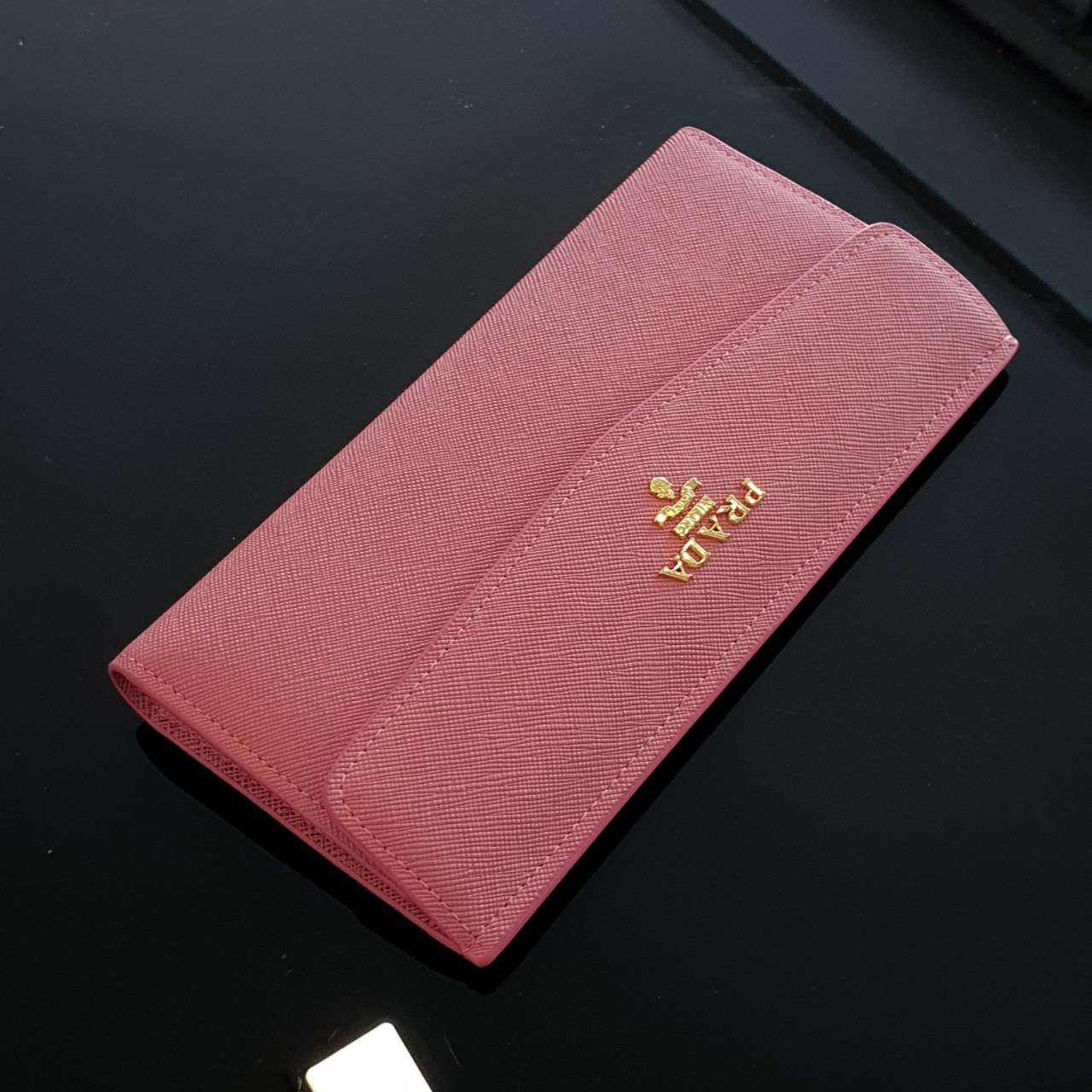 PRADA LONG WALLET กระเป๋าสตางค์รับทรัพย์ ทรงหรู จากแบรนด์ PRADA ลายหนัง SAFFIANO มีช่องใส่บัตร ถึง 12 ช่อง และช่องซิปใส่ของจุกจิกได้ น้ำหนักเบา จับถนัดมือ ขนาดกำลังดีคะ ถือแล้วดูดี อะไหล่ทองสุดหรู ใช้แล้วสวยแน่นอนค้า