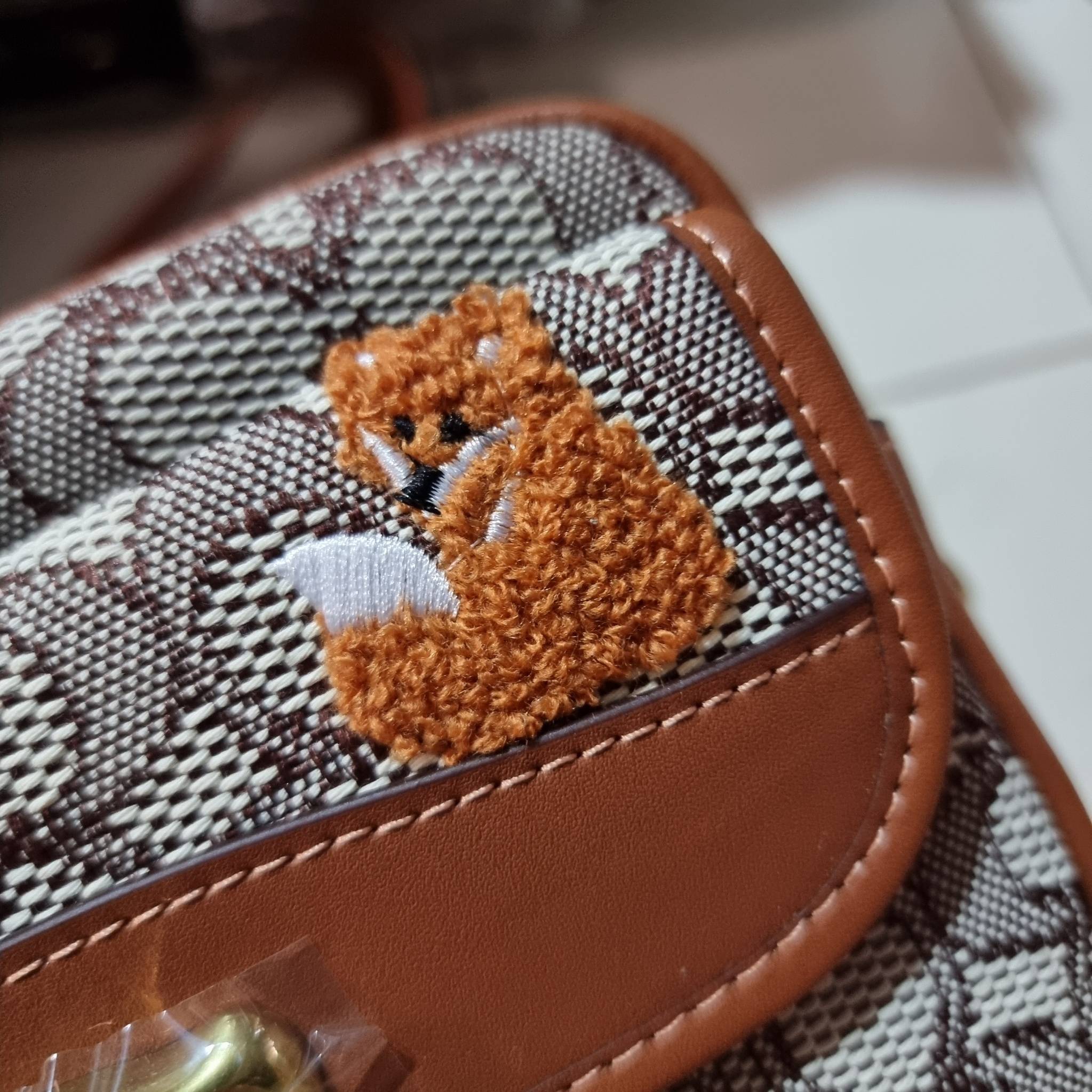 COACH C7764 STUDIO CAMERA BAG 19 IN SIGNATURE TEXTILE JACQUARD WITH CREATURES น้องเล็กใหม่สุดอีกหนึ่ง!! ขนาดเล็กกะทัดรัด มาแบบเลิศๆหรูๆมากแม่ พร้อมเทกเจอร์สุดคิ้วท์!! กระเป๋าสะพายข้างลุคไฮน์ ที่ดีไซน์ออกมาได้ปัง และดูแพงมากๆ ด้วยดีเทลคลาสสิคผสานความเป็นเอ