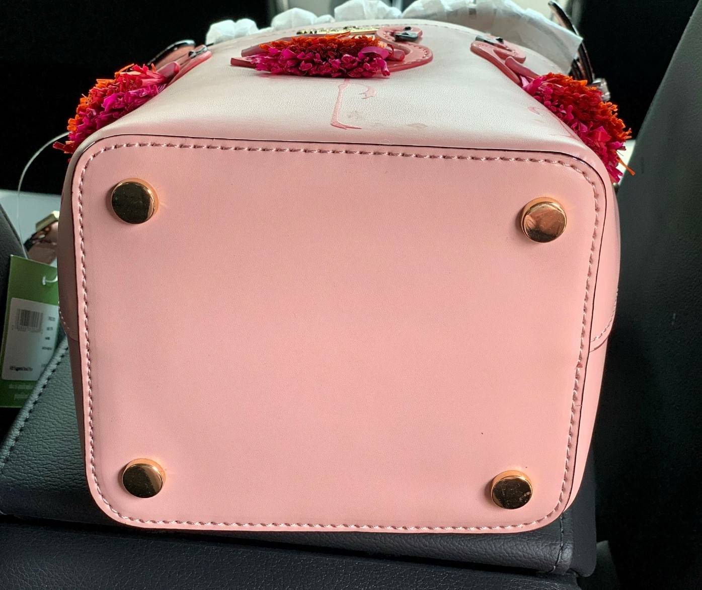 Kate spade new york Flamingo Pippa Bucket Bag 🍭รุ่นแนะนำ ราคานี้หายากแล้วจร้าา กระเป๋าหิ้วหรือสะพายข้างได้ ทรงถัง วัสดุหนังแกะแท้ สัมผัสหนังนิ่มมือดีมากๆค่ะ ด้านหน้าแต่งรูป Flamingo ดูเก๋มากๆค่ะ มีอะไหล่แบรนด์ ปากกระเป๋าแบบหูรูด ภายในกระเป๋าโล่ง ใ