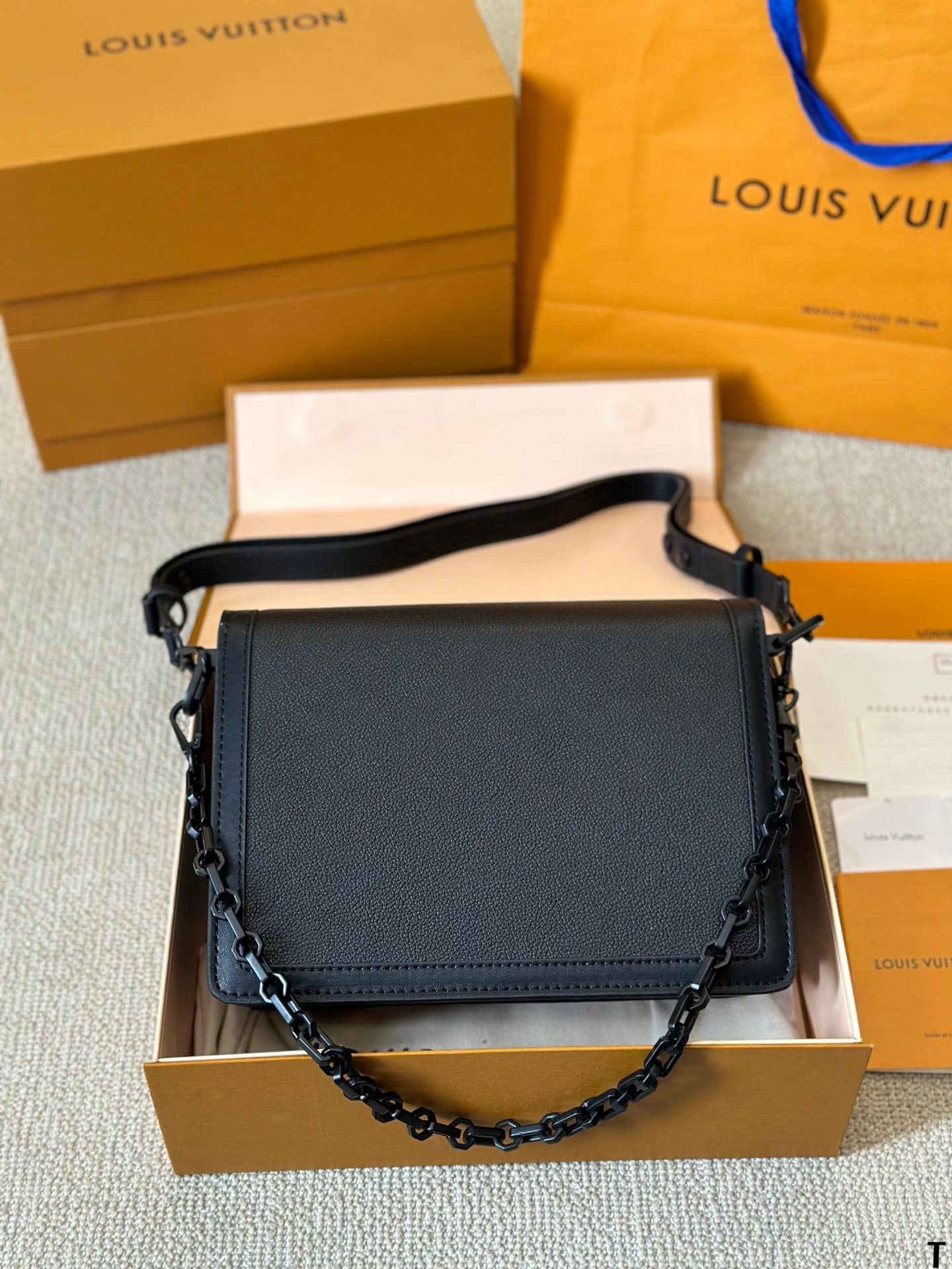 LV Dauphine MM Monochrome Black กระเป๋าสะพายทรงคลาสสิคลุคคุณหนูคุณนาย ยกระดับหนังแมตต์โทนสีดำโมโนโครมจากคอลเลคชั่น Black Out ดีไซน์ตัวล็อก LV สวยหรูเป็นเอกลักษณ์