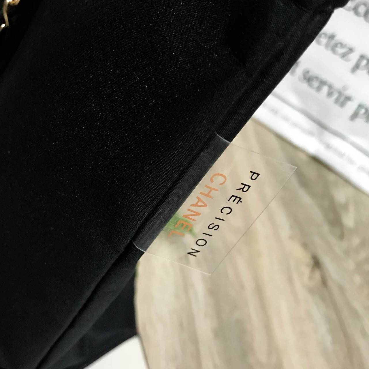 Chanel Beaute Black Sequin Shopping Bag VIP Gift With Purchase (GWP) กระเป๋าสะพายทรง Shopping VIP. gift & Limited Edition ของแท้นำเข้าจากเคาน์เตอร์ Chanel Beaute ใบใหญ่กำลังดี ประดับเลื่อมสีดำ โลโก้ CC ทั้ง 2 ด้าน เปิดปิดด้วยกระดุมแม่เหล็ก มาพร้อมสายโซ่ทอ