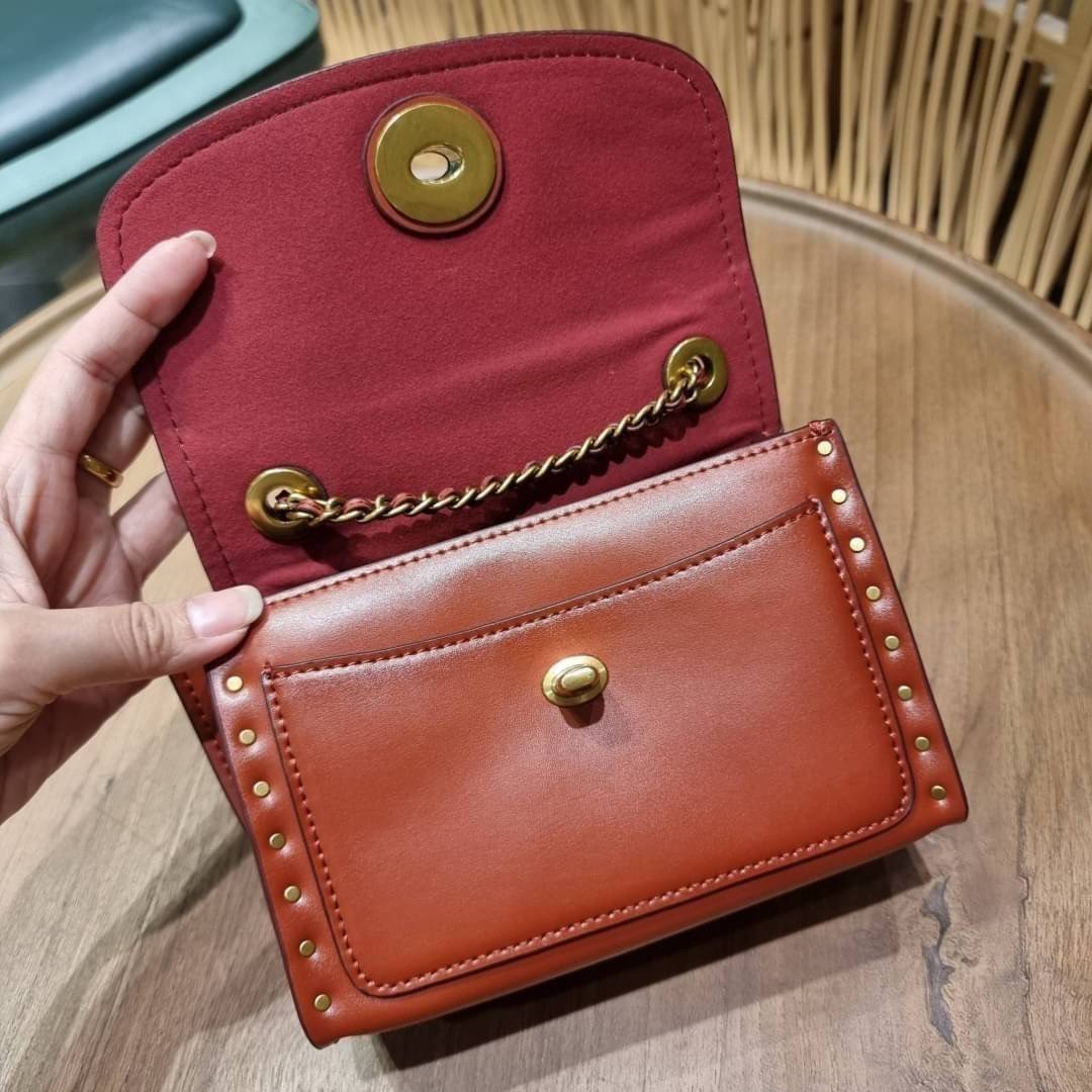COACH 30592 PARKER 18 IN SIGNATURE CANVAS WITH RIVETS ไอเท็มยอดฮิต รุ่นหายาก!! sold out ไปหลายรอบ ก็ยังมีคนรอ!! กระเป๋าสะพายข้าง ไซส์กะทัดรัด พกพาง่าย ดีไซน์สวยด้วยการตอกหมุดเพิ่มดีเทล โดดเด่นด้วยตัวล็อครูปดอกไม้ วัสดุหนังแคนวาสเคลือบลายสลับหนังแท้ ภายในเ