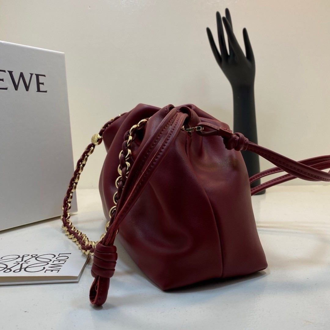 Loewe Medium Flamenco purse in mellow nappa ใหม่ล่าสุด กับแบรนด์หรู กระเป๋าสะพายงานหนังเต็ม หนังแท้สวยมาก ให้สัมผัสนุ่มสบายผิว มาพร้อมสายสะพายร้อยห่วงสีทองหรูหรา ตัดกับสีกระเป๋าสวยงามได้อย่างลงตัว