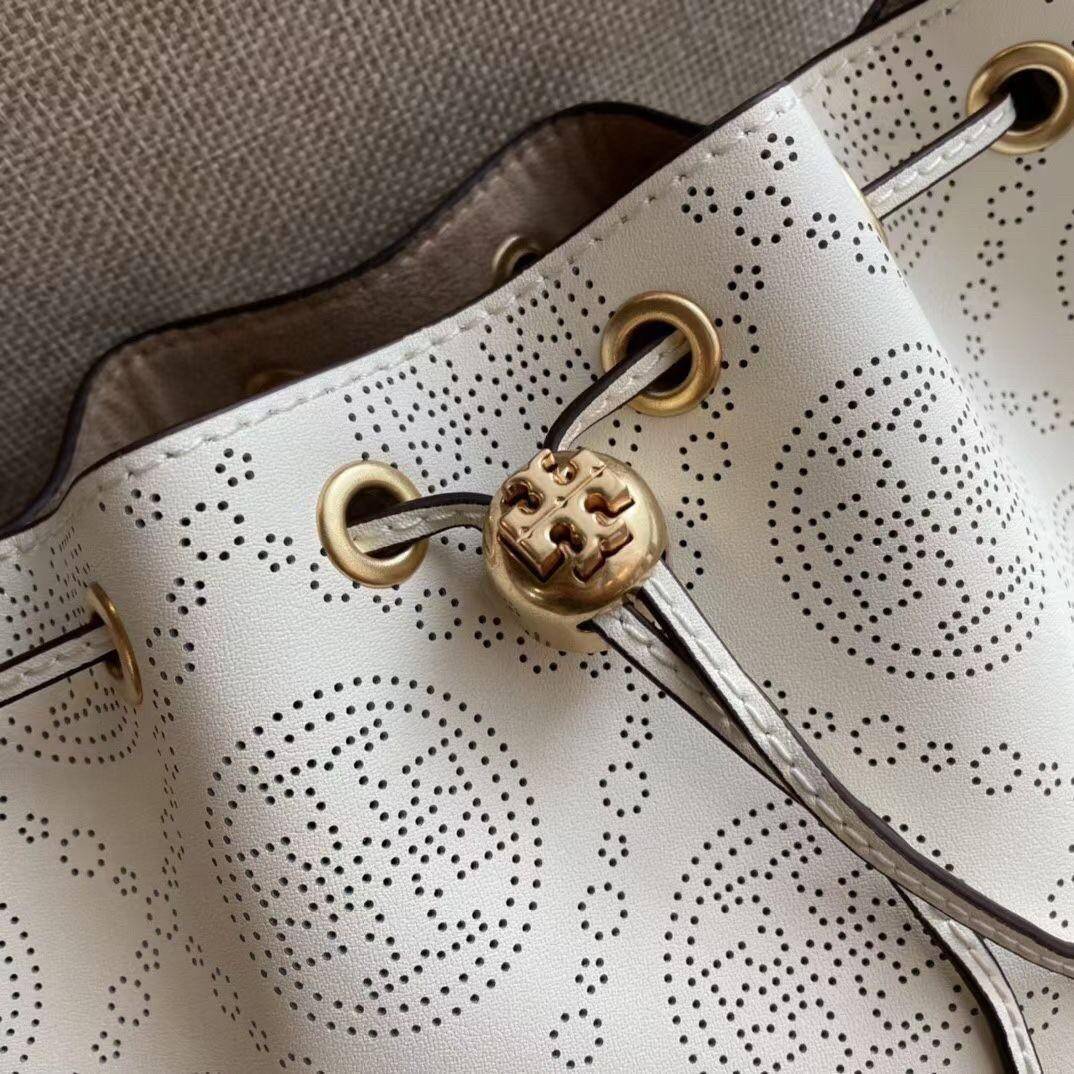 ของแท้ 💯% 】Tory T Monogram Perforated Bucket Bag New collection กระเป๋าถือหรือสะพาย ใหม่ล่าสุด สีขาวงาช้าง งานประณีตมาก วัสดุหนังวัวแท้ ลายฉลุ จะถือหรือสะพายได้หมด