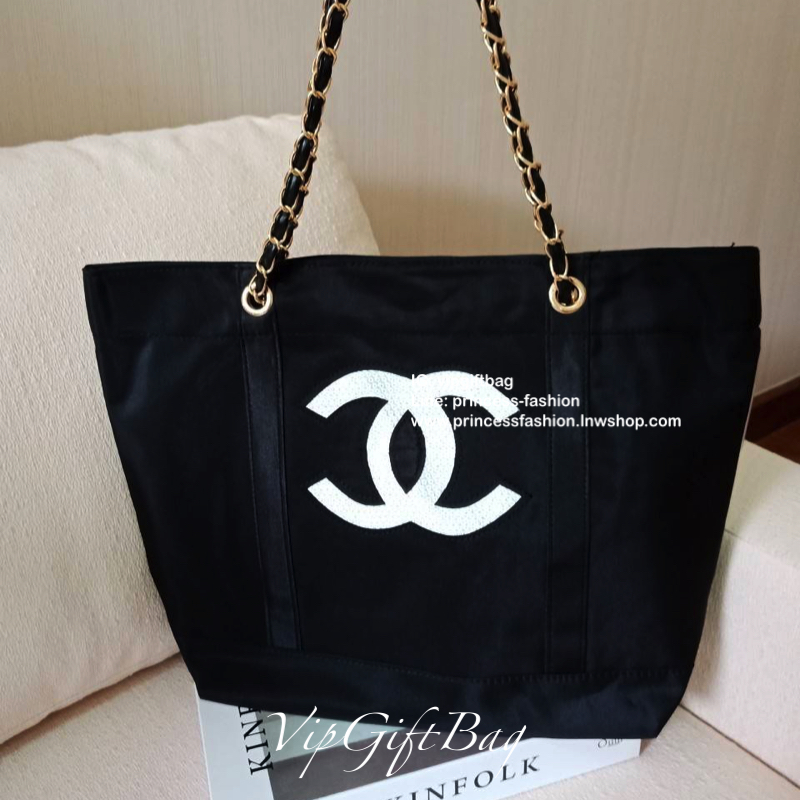 Chanel Satin Tote With Chain ♡♡ กระเป๋าสะพายทรง Shopping Bag งาน VIP GIFT ของแท้ 100% นำเข้าจาก Chanel Perfume Counter ใบใหญ่วัสดุ SATIN **อะไหล่ทอง ประดับคริสตัลสีดำโลโก้ CC สุดคลาสสิคหน้าหลัง ซับใน Polyester 100% เปิดปิดด้วยกระดุมแม่เหล็ก 