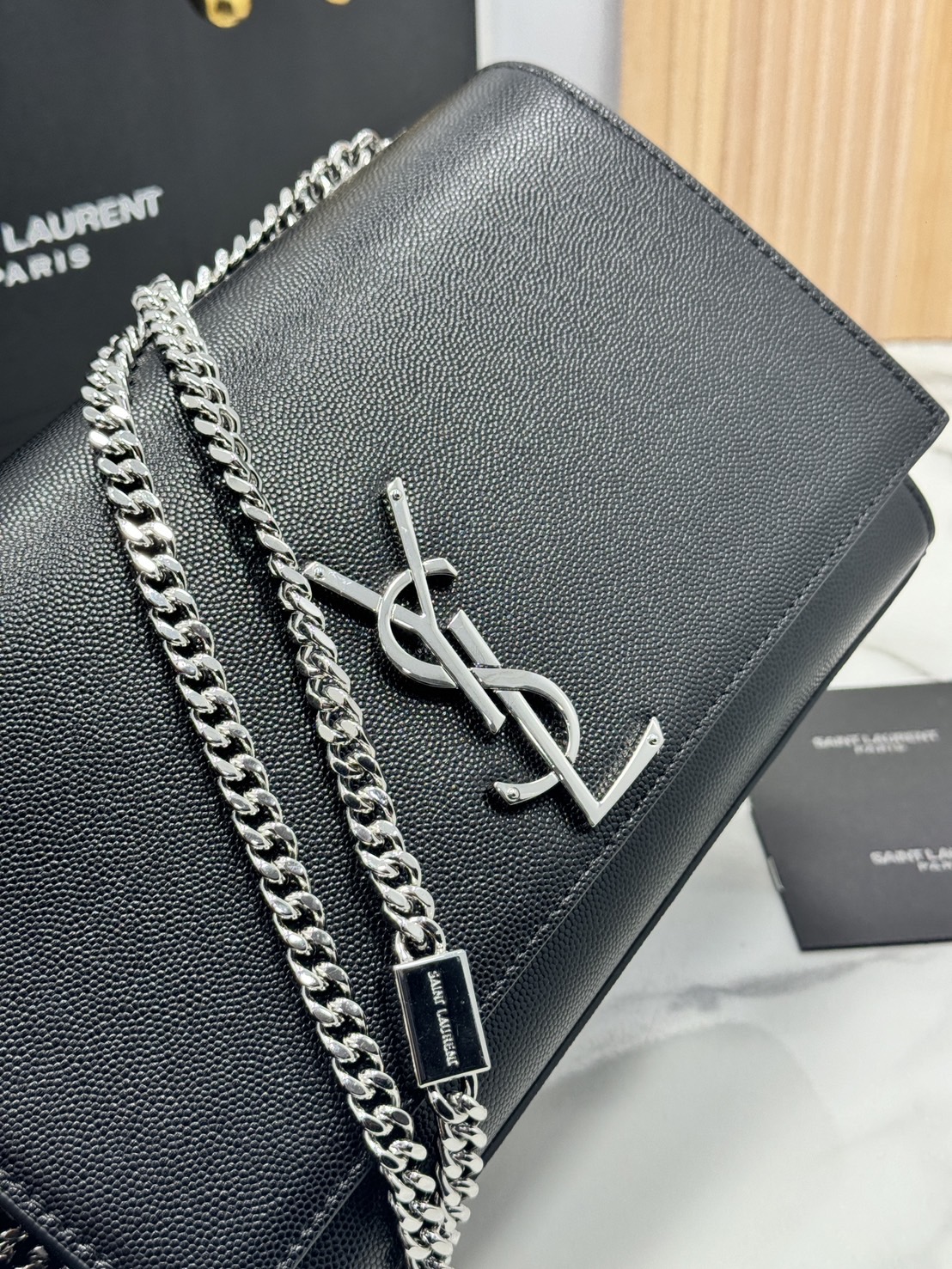 ORI หนังแท้ | YSL KATE MEDIUM BAG / YSL Woc Bag กระเป๋าสะพายทรง woc เรียบหรูดูแพงที่แท้จริง งานหนังเต็มใบโดดเด่นด้วยโลโก้แบรนด์สุดหรู รุ่นฮิตลอดกาลดูดีมีระดับ