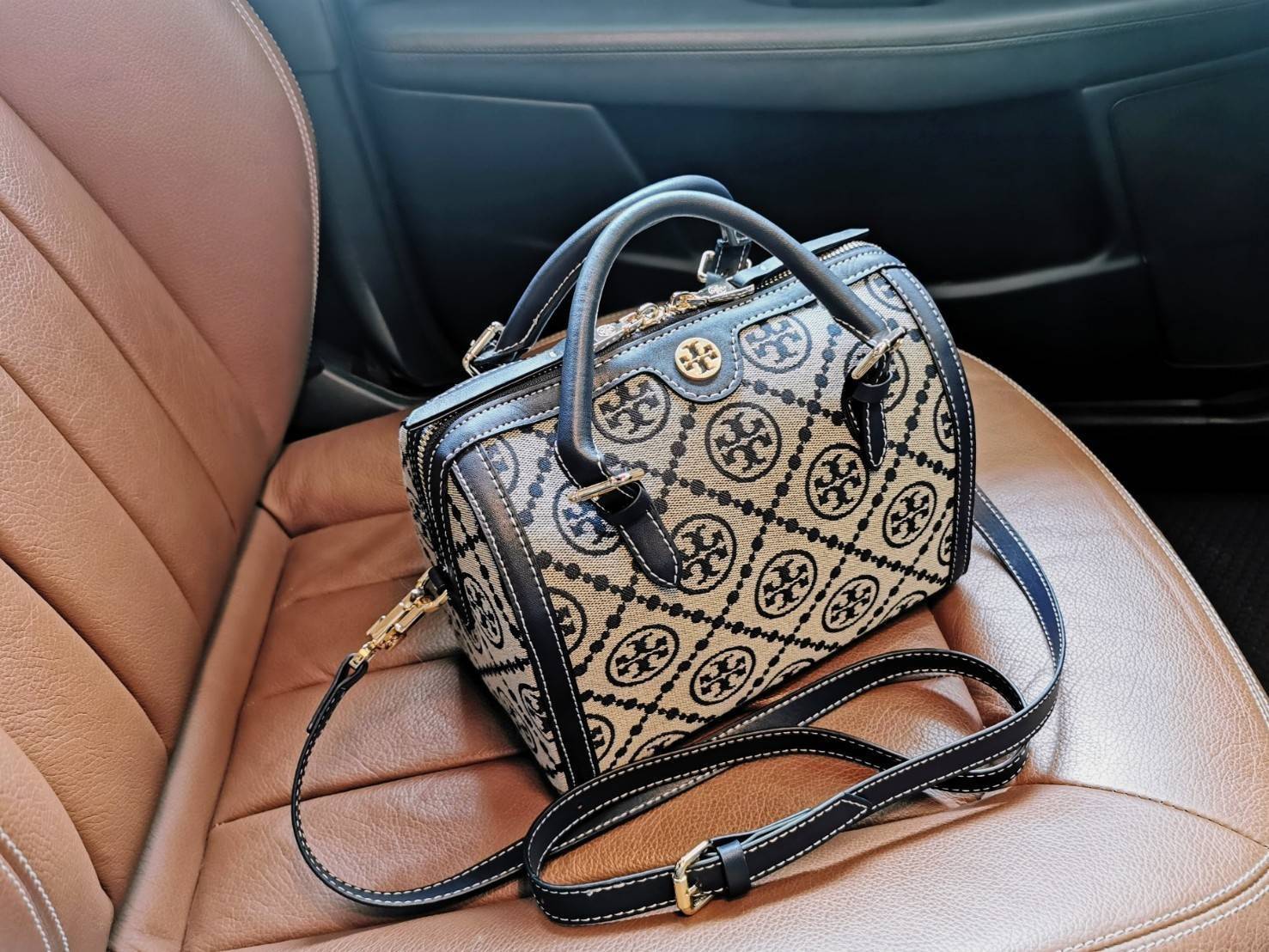 TORY BURCH FACTORY MONOGRAM JACQUARD BOSTON BAG กระเป๋าถือหรือสะพายรุ่นใหม่ล่าสุดจาก TORY BURCH FACTORY วัสดุ Woven Jacquard & Leather ในลาย Jacquard คงเอกลักษณ์แบรนด์สวยอยู่ทรงดีไซน์โดดเด่นทรง Boston เปิดปิดด้วยซิปคู่สะดวกใช้ขนาดกำลังดีใส่กระเป๋าสตางค์ยา