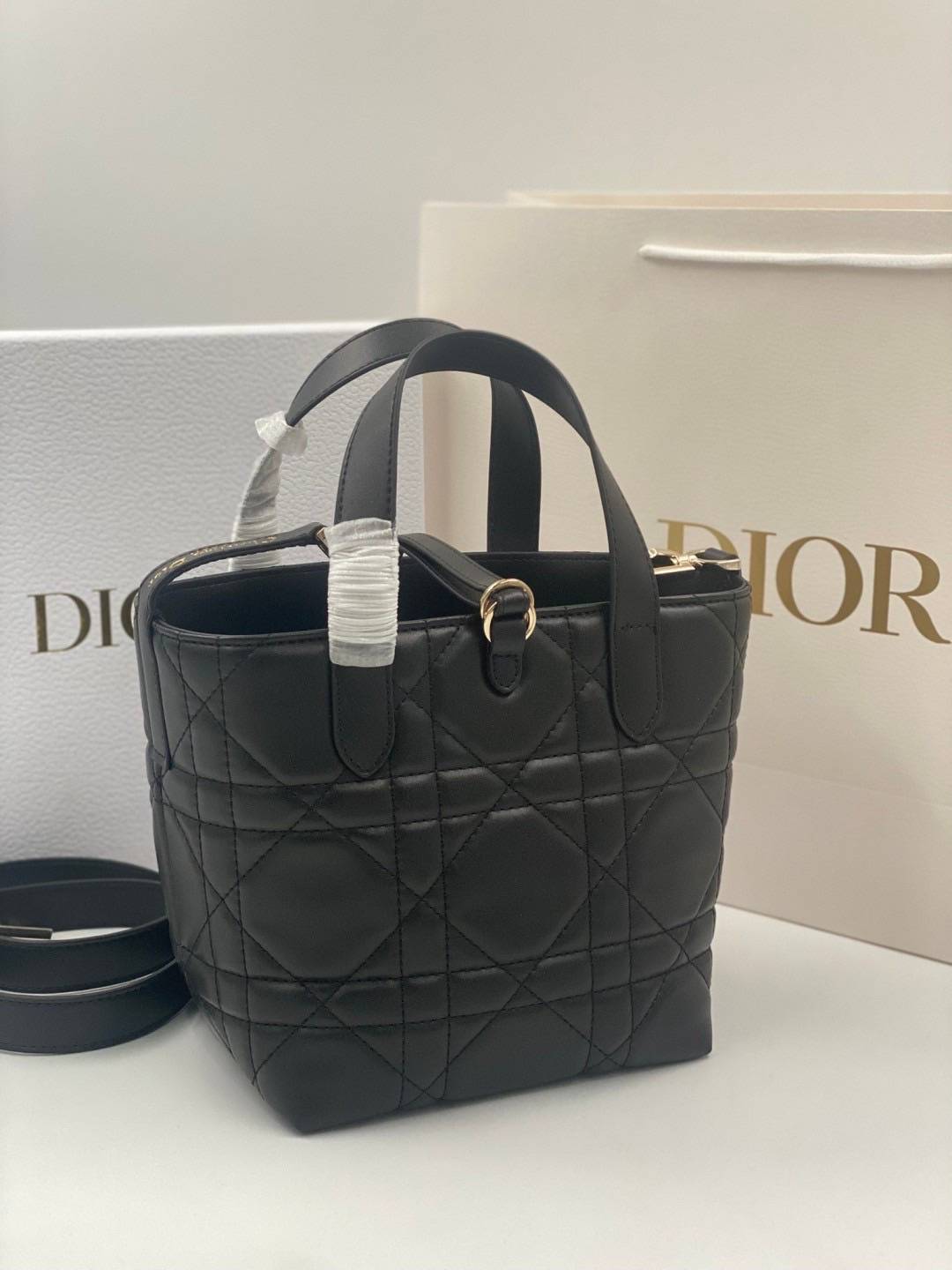 ORI | หนังแท้ DIOR Small Toujours vertical tote bag กระเป๋าทรงโท้ทไซส์เล็กสวยหรู ดีเทลสุดประณีตคอมพลีตลุคในทุกวัน เย็บลวดลาย macrocannage และชาร์มตัวอักษร D,I,O,R
