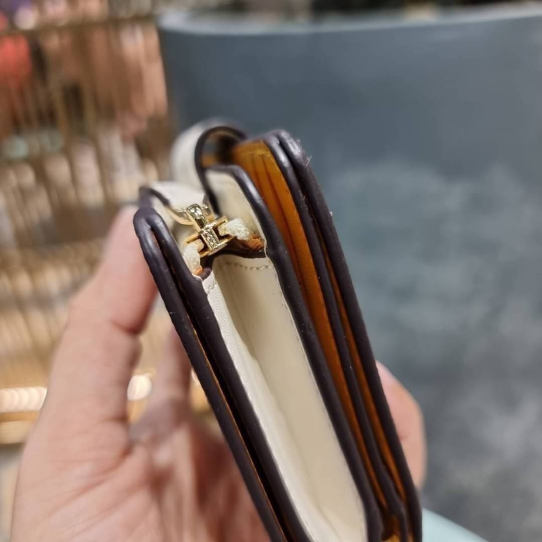 COACH C3375 MEDIUM CORNER ZIP WALLET IN SIGNATURE CANVAS WITH DAISY PRINT ดีไซน์ใหม่ล่าสุด!! คอลเลคชั่นลายพริ้นท์ เพิ่มลูกเล่นให้กระเป๋าสตางค์ของคุณ กับกระเป๋าสตางค์ใบกลาง ขนาดกำลังเหมาะมือ วัสดุหนังแคนวาส ดูแลรักษาง่าย มีช่องใส่บัตรและธนบัตรครบ และช่องซิ