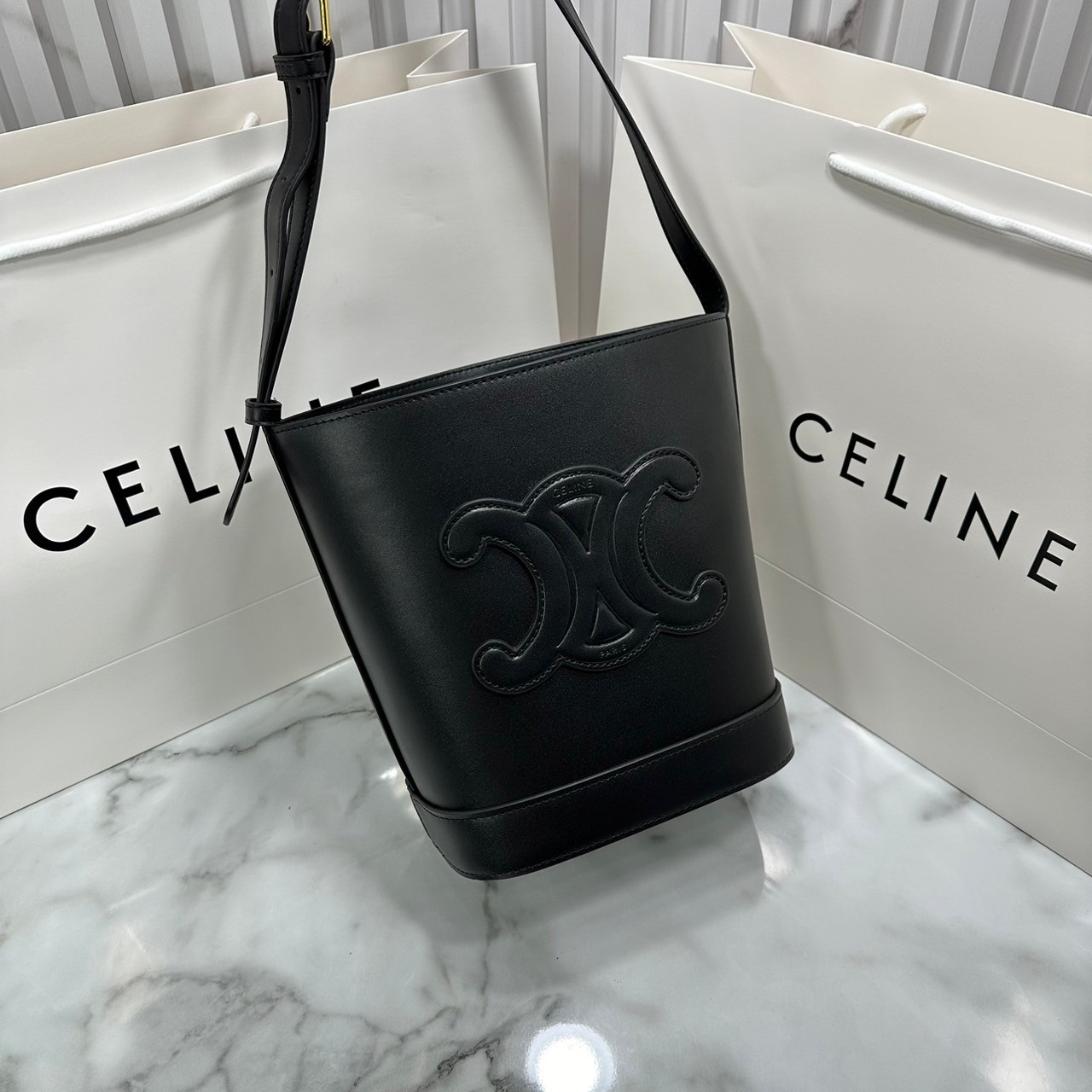 CELINE BUCKET CUIR TRIOMPHE bag in denim with full Triomphe กระเป๋าสะพายทรงบัคเก็ตเดนิม ปักลายแบรนด์สีขาวสวยโดดเด่น พิเศษพร้อมใบลูกสะดวกใช้งาน รุ่นฮิตข้ามปี งานสวยเรียบหรู ผู้ดีไปอีก