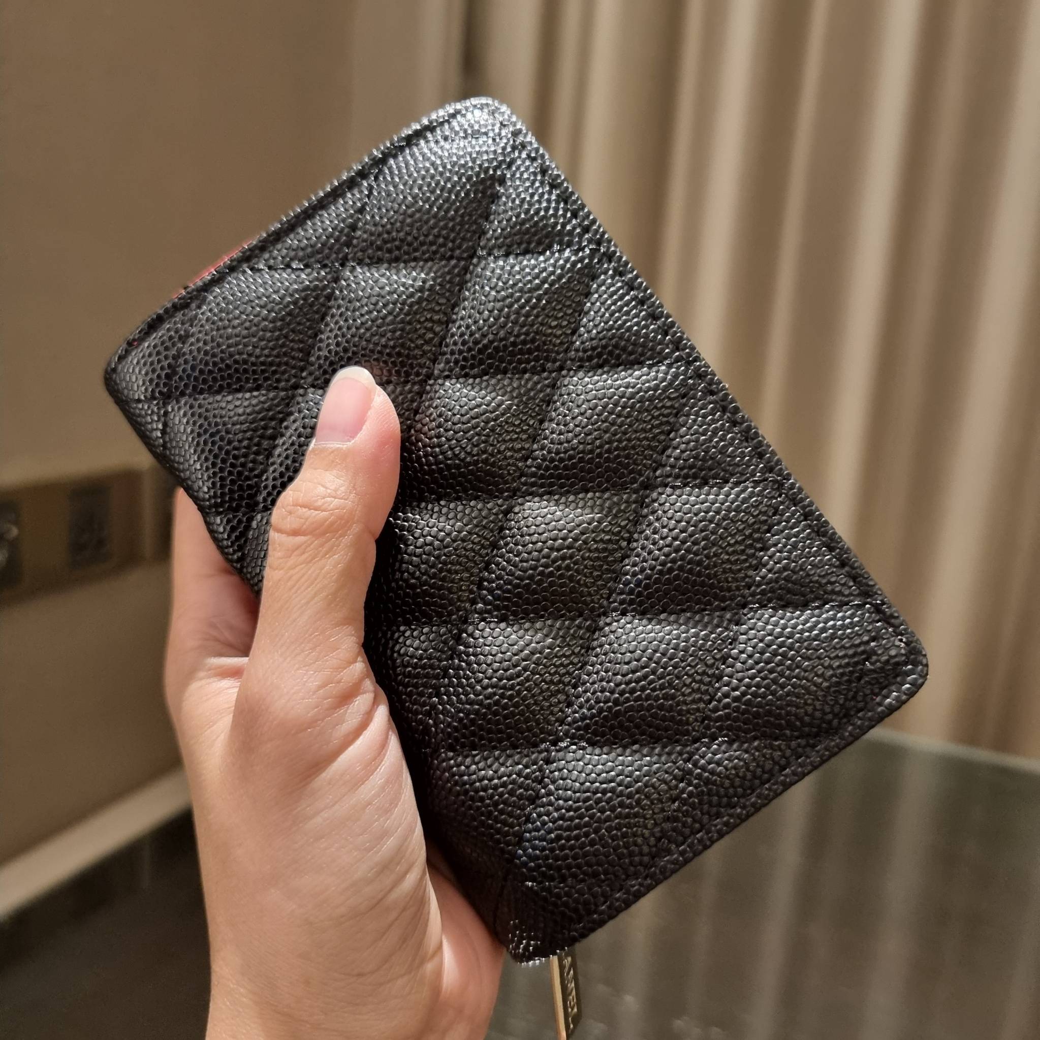 VIP 】หรูสุด ไม่ต้องพูดเยอะ!! HOT ITEM!! กระเป๋าสตางค์ใบกลางขนาดเหมาะมือ ดีไซน์ลุคผู้ดี สวยคลาสสิคจาก Chanel premium for gift วัสดุหนังลายคาร์เวีย ใช้งานง่าย เปิด-ปิดด้วยกระดุมแม่เหล็ก และซิปรูดช่องสำหรับใส่เหรียญ สะดวกมากๆ ภายในกระเป๋ามีช่องใส่บัตร ใส่ธนบ