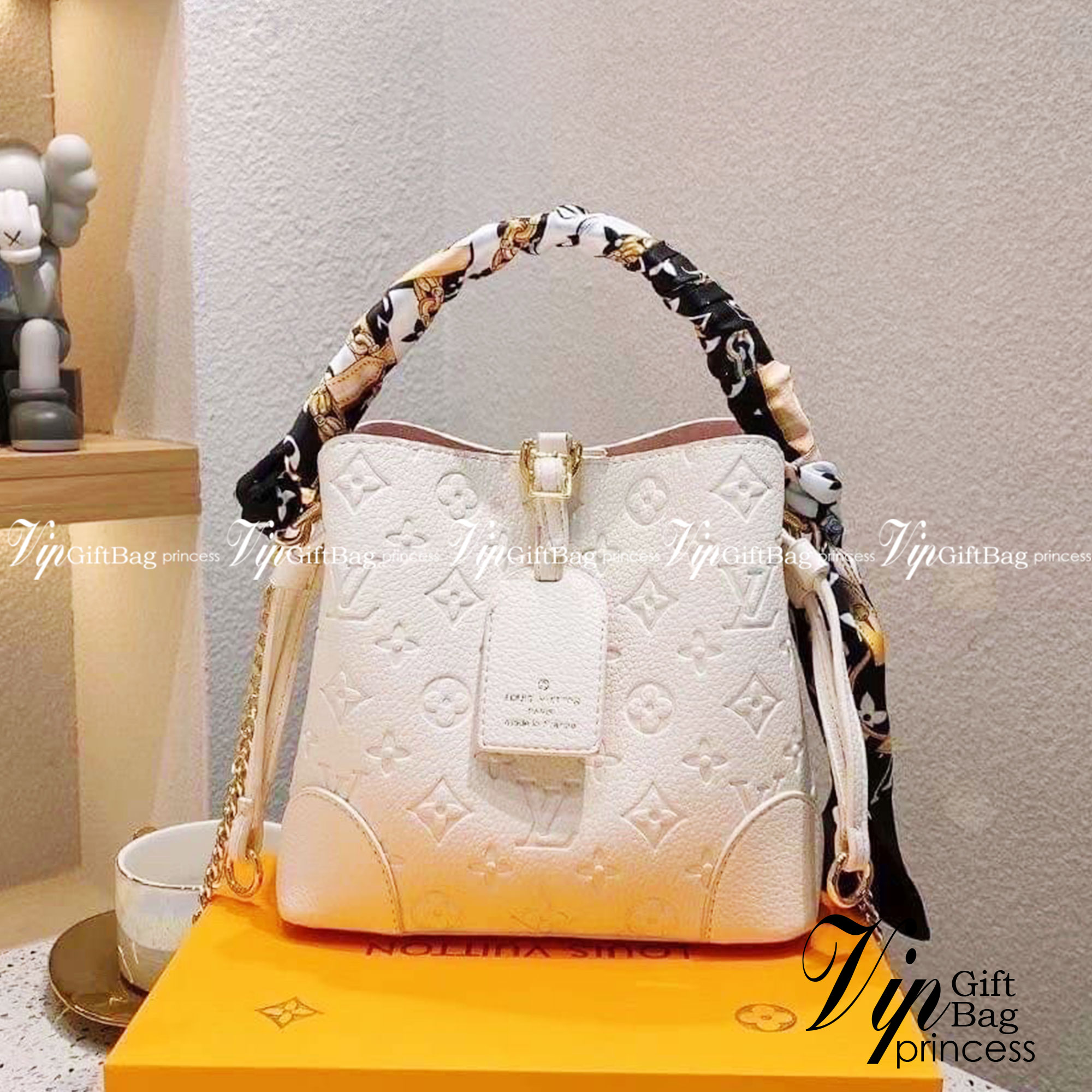 LV NeoNoe Beloved Monogram กระเป๋าสะพายทรงหรูหรา มีสไตล์ เป็นเอกลักษณ์ลงตัวสมบูรณ์แบบ จุของได้เยอะมาก งานปั้มลายโมโนแกรมเต็มใบ ใบจริงสวยมากกกก ได้สวยก่อนใคร ต้องจัดแล้วจ้า พร้อมส่งความสวยที่นี่ ที่เดียว!!