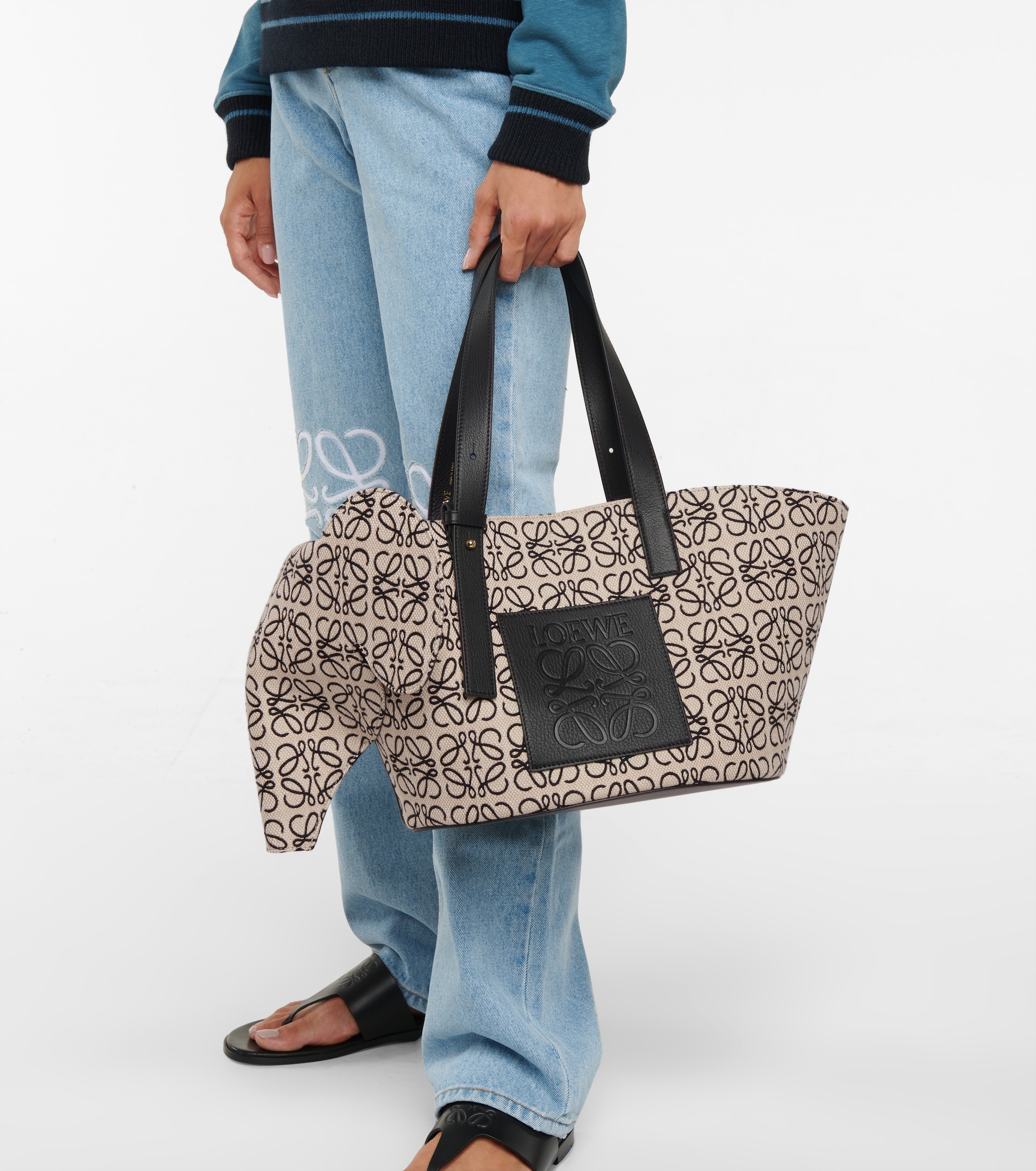 LOEWE Canvas Elephant Bag In Anagram Print คอลเลคชั่นใหม่ล่าสุดเลยค่ะ น้องช้างน่ารักมากมาย งานแบรนด์หรูจากประเทศสเปน โลเอเว่ (LOEWE) กระเป๋ารูปทรงช้างเป็นเหมือนหนึ่งในซิกเนเจอร์ของแบรนด์ ดีไซน์คงเอกลักษณ์วัสดุ Anagram Canvas Jacquard Fabric ผสมผสานกับหนัง