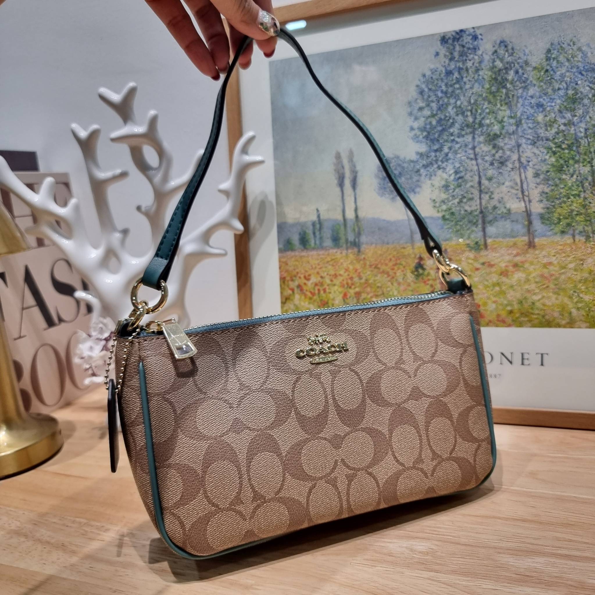 COACH TOP HANDLE POUCH F58321 พร้อมส่ง 9 สี กระเป๋าทรงพอช ยอดฮิต ยกขึ้นแท่น ด้วยดีไซน์ที่ออกมาให้ใช้งานได้ง่าย ขนาดกำลังเหมาะ