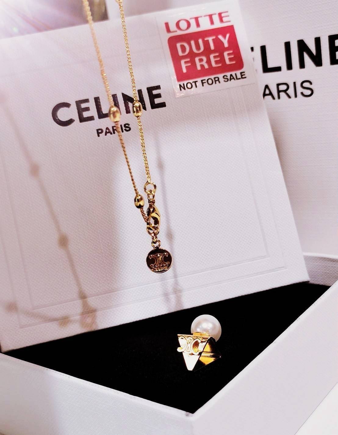 CELINE NECKLACE VIP สร้อยคอพร้อมจี้ดีไซน์สุดหรูคลาสสิคหายากชวนสะสมไอเท็มแบบนี้นานๆจะหลุดมาให้ช้อปจะซื้อใช้เองหรือมอบเป็นของขวัญก็เลิศหรูดูดี สินค้ามาพร้อม Original Package ถุงผ้ากำมะหยี่แบรนด์ กล่องและถุงกระดาษแบรนด์ Dutyfree ห้ามพลาดค่ะ!