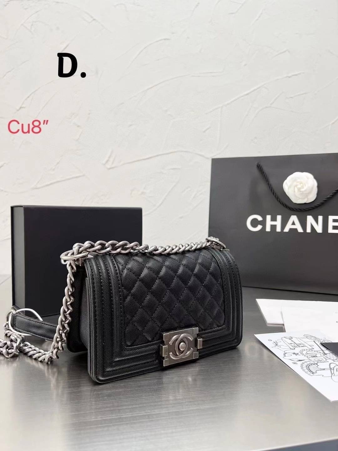 CHANEL BOY 8" กระเป๋าสะพายทรงคลาสสิค มีงานหนังเรียบ และหนังคาเวียร์ อะไหล่เงิน/ทอง ตามรูป สวยหรูมาแต่ไกล สามารถสะพายออกงานได้หลายโอกาส สวยงามไม่ผิดหวังค่ะ