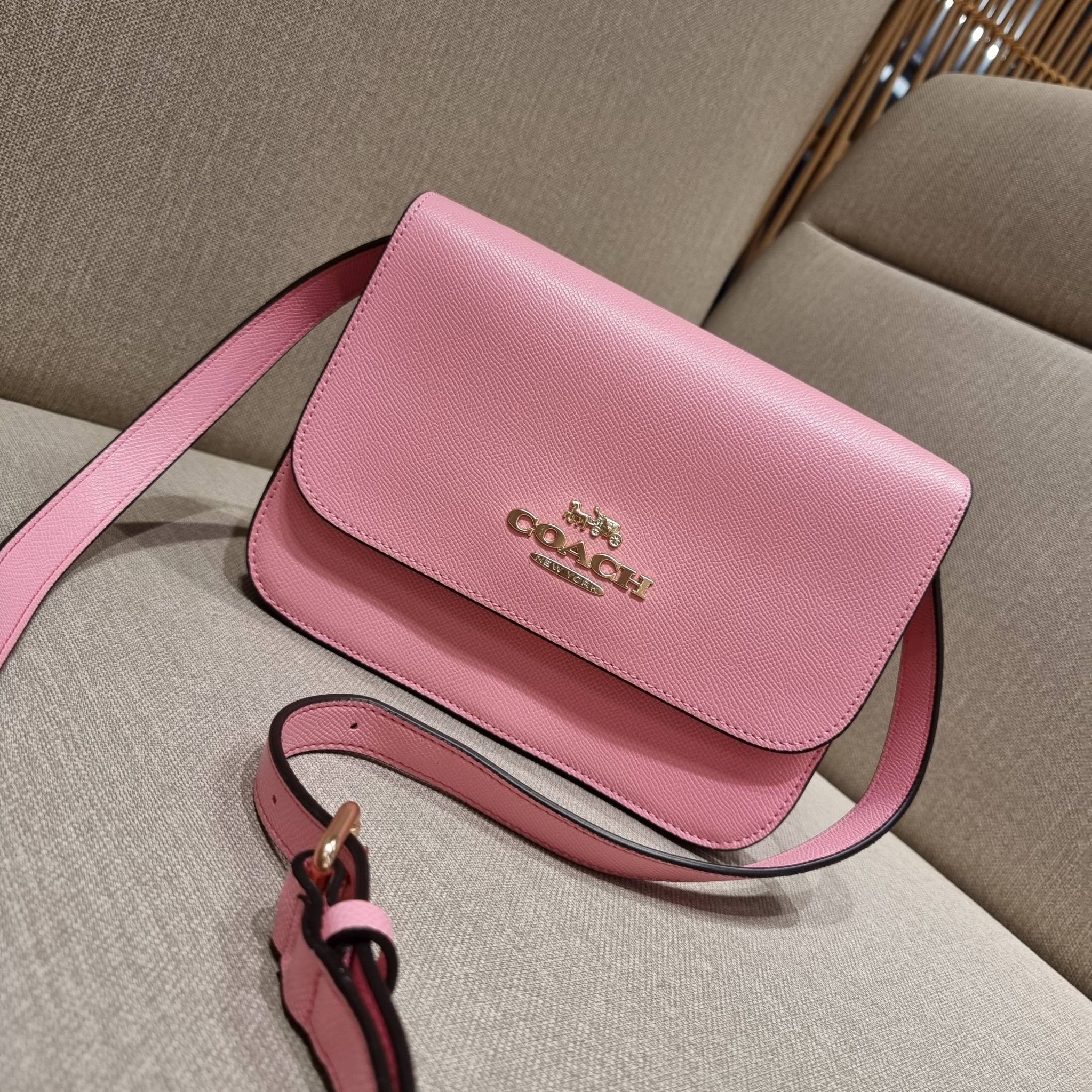 COACH C5632 BRYNN FLAP CROSSBODY แซ่บที่สุด ใหม่ที่สุด!! คอลเลคชั่นใหม่!! มองยังไงก็หลงรักละสายตาไม่ไหว กระเป๋าสะพายข้างลุคไฮน์ ที่ดีไซน์ออกมาได้ปัง และดูแพงมากๆ ด้วยดีเทลคลาสสิค รูปทรงใช้งานง่าย เรียบๆแต่มีดีเทล วัสดุหนัง crossgrain สวยคม!!! เปิด-ปิดด้วย
