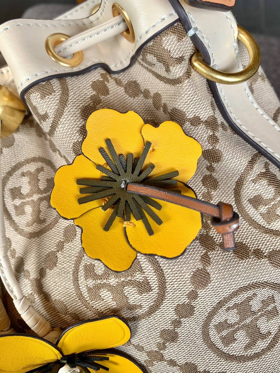 สวยโดดเด่น แต่แฝงความร่วมสมัยค่ะ! TORY BURCH CASUAL STYLE 3WAY LEATHER PURSES ELEGANT CROSSBODY((88963)) 🌼🌼🌼 พร้อมส่ง ห้ามพลาดเลยจริงๆค่ะ! กระเป๋าทรงถัง วัสดุ Jacquardทอล่ยแบรนด์+ขอบหนังแท้ เพิ่มดีเทลแบบถุกเข้ามาได้สวยโดดเด่น สะดุด