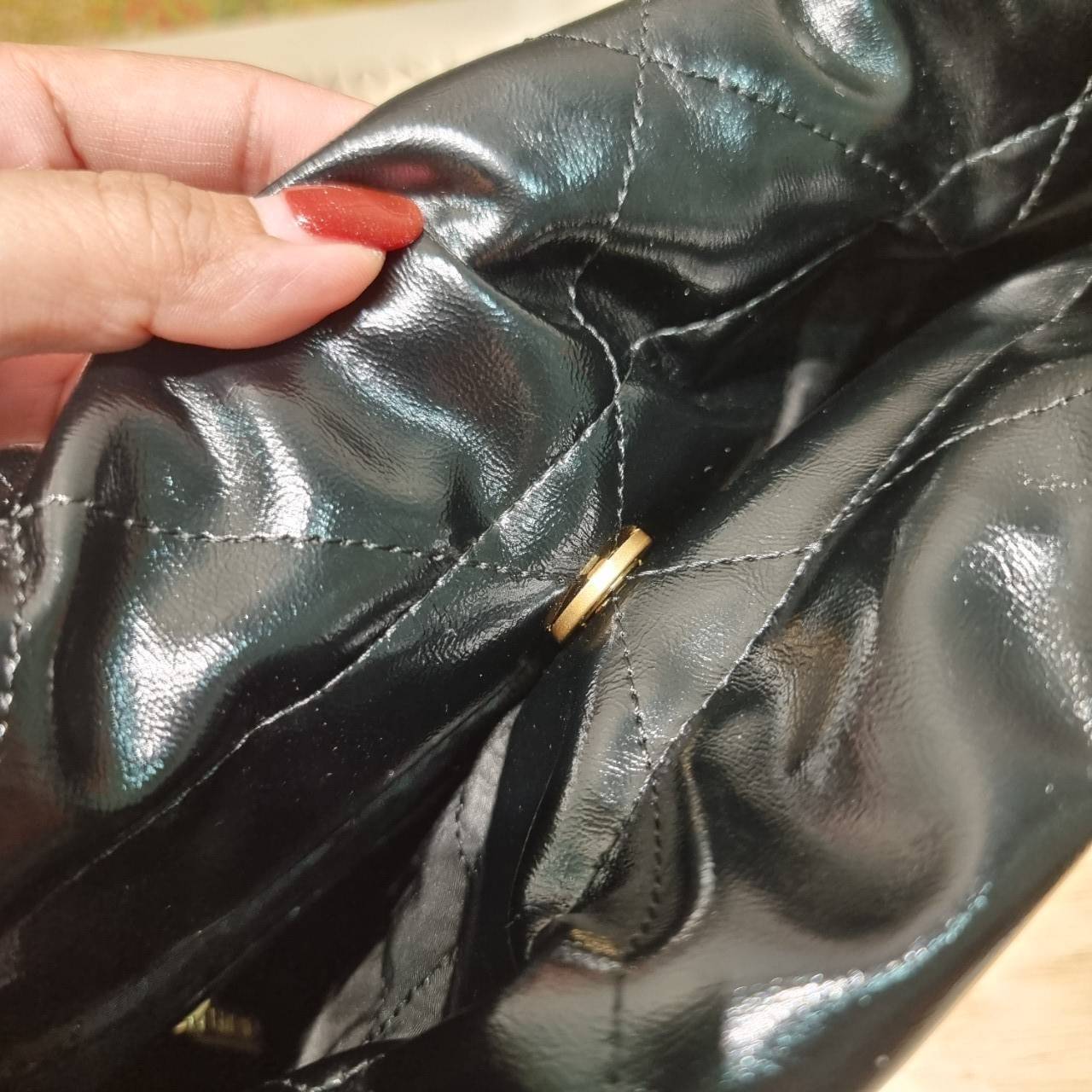 Chanel 22 horizontal bag แรงเกินต้านที่สุดกับไอเท็มนี้ ที่สาวๆหรือใครๆก็ต้องมี มาในไซส์ใหญ่ รูปทรงใช้ง่ายขึ้น แต่ยังจุได้หนักๆเหมือนเดิม ดูหรูหรา เกินเรื่องที่สุด