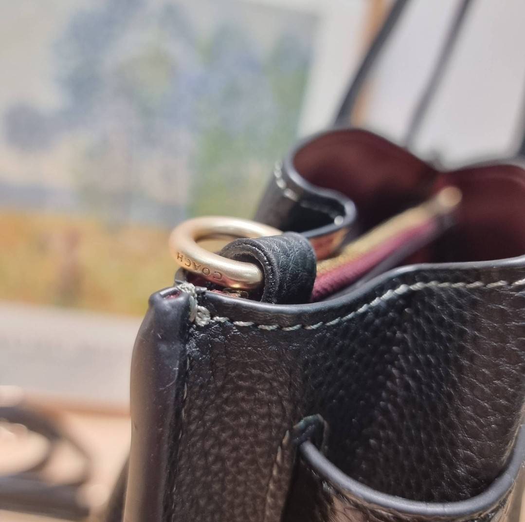 COACH HANNA CARRYALL IN SIGNATURE CANVAS / CH187 / CH195 / CH542 น้องใหม่ เรียบหรู ดูแพง กับกระเป๋าถือ/สะพายทรงสวย คงความคลาสสิค ดีไซน์ตกแต่งสายคาดจับจีบข้างกระเป๋าเพิ่มดีเทล มาพร้อมหูจับในตัว