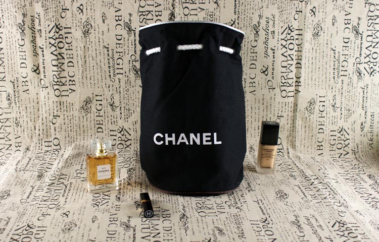 Must Have! CHANEL VIP BEAUTE AUTHENTIC CANVAS DUFFLE BAG VIP Gift With Purchase รุ่น Limited Edition จาก Chanel Beaute ของแท้นำเข้าจากเคาเตอร์ต่างประเทศ วัสดุ Canvas เนื้อหนาภายในบุด้วย 100% Polyester สกรีนโลโก้แบรนด์ เปิดปิดแบบ Drawstring ใส่ ipad mini เ
