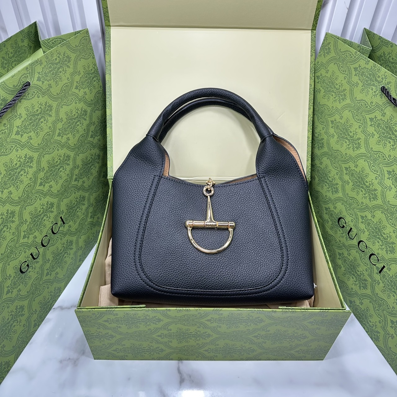 หนังแท้ | Gucci Softbit medium top handle bag โฉมใหม่ล่าสุด กับกระเป๋าสะพายรูปทรงใหม่เรียบหรูด้วยหนังลายเกรน ตกแต่งอะไหล่ Horsebit ครึ่งรูปขนาดใหญ่ด้านหน้าสวยหรูโดดเด่น สวยผู้ดี ดารา เซเลปใช้กันเพียบ