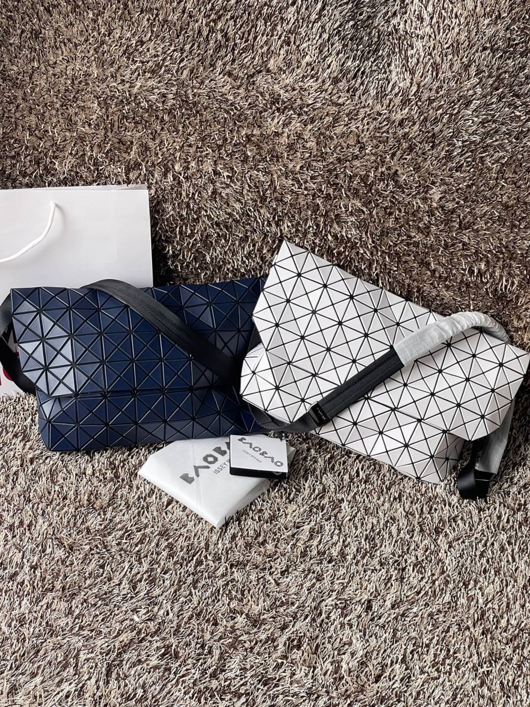 Baobao Issey Miyake Prism Sac ชาวมินิมอลทั้งชายและหญิงต้องถูกใจรุ่นนี้ เพราะ Prism Sac เป็นกระเป๋าแบบ unisex ที่มาพร้อมกับความเรียบง่ายของวัสดุเนื้อแมตต์ แต่ให้ลุคสไตล์เท่แบบคูลๆ โดดเด่นด้วยดีไซน์ที่ออกแบบมาให้ใช้งานที่ง่าย ตอบโจทย์ทุกสถานการณ์ฝาพับแบบเปิ