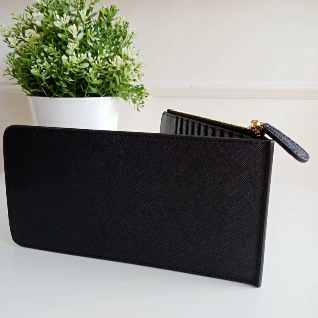 รุ่นขายดีเว่อร์วัง♡♡ PRADA LONG WALLET *สำหรับคนชอบใส่บัตรเยอะ กระเป๋าสตางค์ทรงสวย สะดุดตา หนังสัมผัส Safiano จากแบรนด์ PRADA มีช่องใส่นามบัตรมากถึง 16 ช่อง ด้านหน้ามีโลโก้แบรนด์สีทองหร