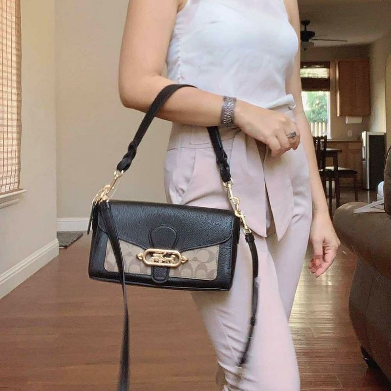 COACH SMALL JADE SHOULDER BAG [F91105,90782] กระเป๋าสะพายไหล่ ดีไซน์วินเทจย้อนยุค สวยคมชัด คลาสสิคใช้ได้ทุกลุค วัสดุหนัง pepble ทนทาน เปิด-ปิดด้วยฝาคาดโลโก้ พร้อมแถบแม่เหล็กในตัว รับรองแน่นหนา ด้านหลังมีช่องซิปให้ ภายในเป็นช่องโล่ง ขนาดกำลังดี ใช้งานง่าย 