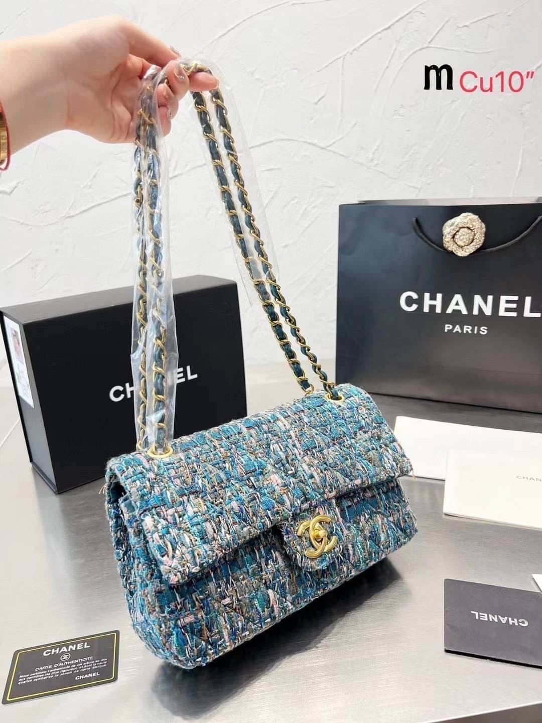 CHANEL Tweed Flap Bag 25cm ลุคคุณหนูไม่ควรพลาด Collection นี้เลย ลวดลายบนกระเป๋าแบบกราฟฟิคมีเท็กเจอร์ ทำให้กระเป๋าดูมีราคามากยิ่งขึ้น สะพายใช้งานได้หลายโอกาส ไม่ว่าจะไปเที่ยวหรือไปงานเลี้ยงสังสรรค์ก็เหมาะสมเป็นอย่างยิ่งเลยค่ะ
