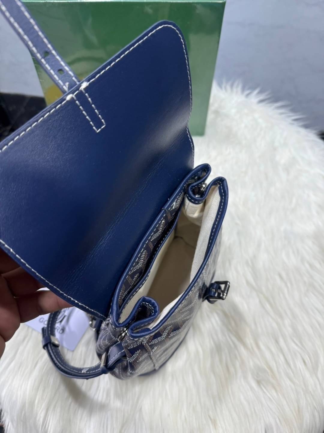 Goyard Alpin Mini Backpack กระเป๋าเป้สะพายหลัง ปรับถือหรือสะพายข้างได้อย่างลงตัว ไซส์มินิ 19cm ขนาดกำลังสวยน่าใช้ ภายในโล่งกว้าง ใส่ของสำคัญได้ ใบนี้คุ้มค่าราคามากๆ ทั้งดีไซน์และฟังก์ชั่นการใช้งาน ตอบโจทย์แน่นอนจ้า