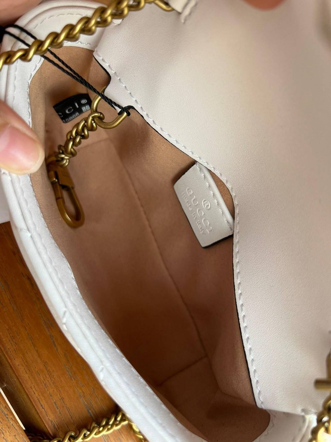 Gucci Marmont Super mini Premiumgift กระเป๋าสะพายข้างใบเล็ก น้องมินิ น่ารั๊กมุ้งมิ้ง วัสดุหนังเชฟรอน สายสะพายแบบโซ่ อะไหล่ทองหรูหรา ด้านหน้าประดับโลโก้แบรนด์หรู ทนทาน แข็งแรง น้ำหนักเบา ใส่ตังค์ใส่โทรศัพท์ Iphone+ ได้ น่ารักมุ้งมิ้ง ไม่ควรพลาดเลยค่า