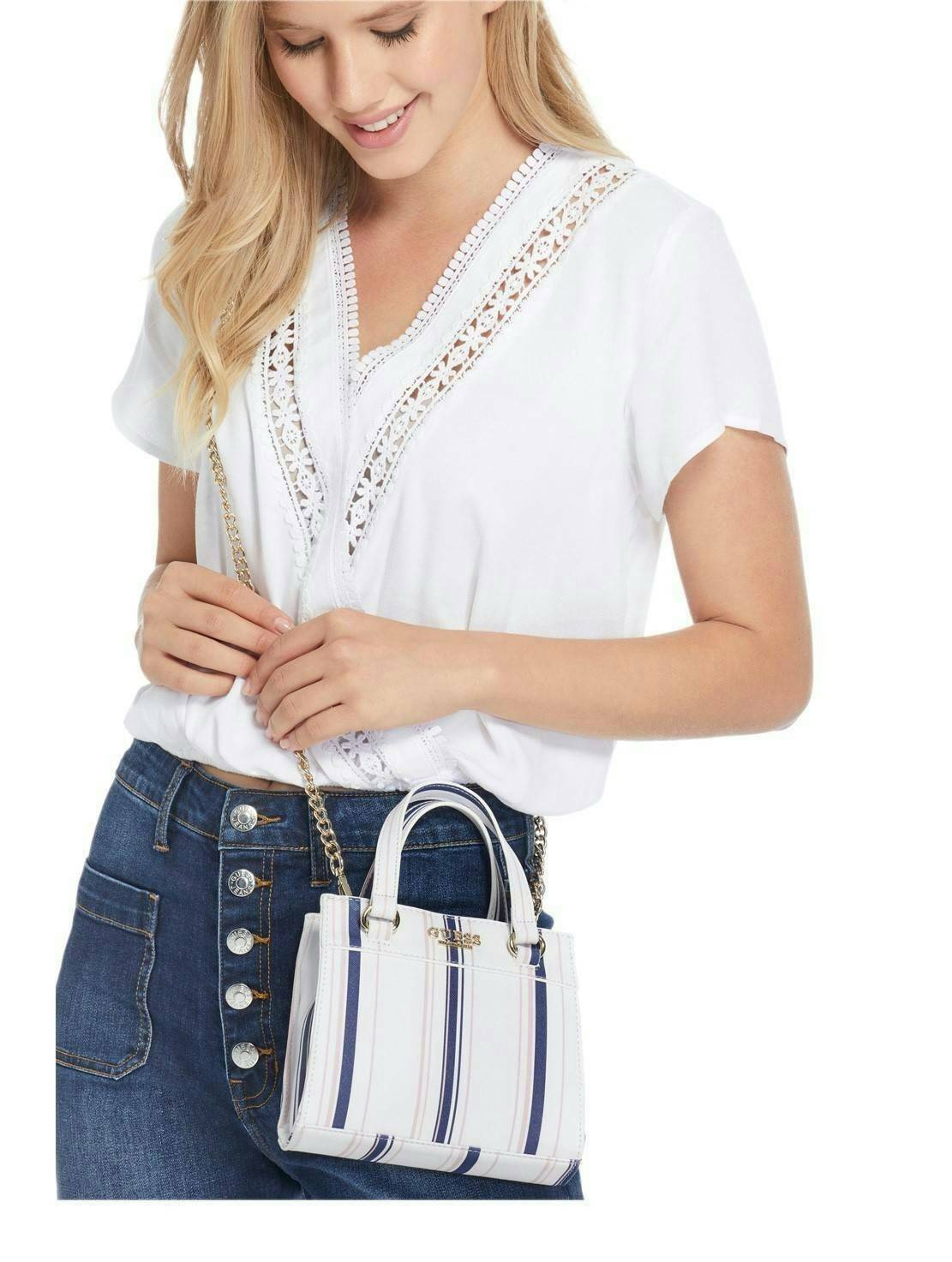 GUESS TAYLOR MINI SATCHEL CROSSBODY BAG กระเป๋าสะพายใบเล็ก สไตล์ สวยหรู คุณหนู ไฮโซ น่ารักมากๆ วัสดุหนังpu เย็บลายตาราง หนังนิ่ม จับนุ่มมือ และ ลายทาง หนัง saffiano ตั้งอยู่ทรง แบบน่ารักไม่ซ้ำใคร ด้านหน้าประดับโลโก้แบรนด์ อะไหล่ทอง มาพร้อมสายโซ่ ถอดออกได้