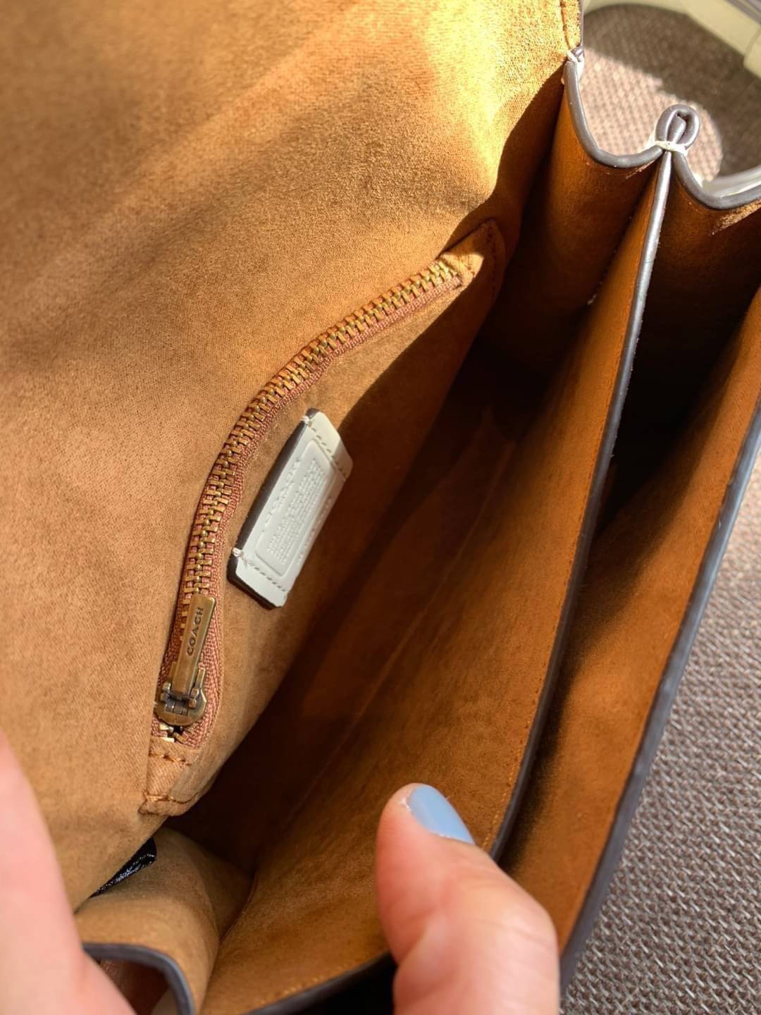 COACH TABBY TOP HANDLE 20 พร้อมส่งที่ไทยค่ะ! กระเป๋าหิ้ว//สะพายข้างได้ หนังแท้อย่างดี กหนึ่งใบทำหนังสองลายได้อย่างสวยงาม พร้อมโลโก้รุ่นใหม่ล่าสุดดูดีมากๆค่ะ เปิดปิดกระเป๋าแบบกดล็อค ภายในมีช่องหลักสองช่อง ใส่มือถือได้ทุกรุ่น;กระเป๋าเงินใบกลางได้;ของจำเป็นจ