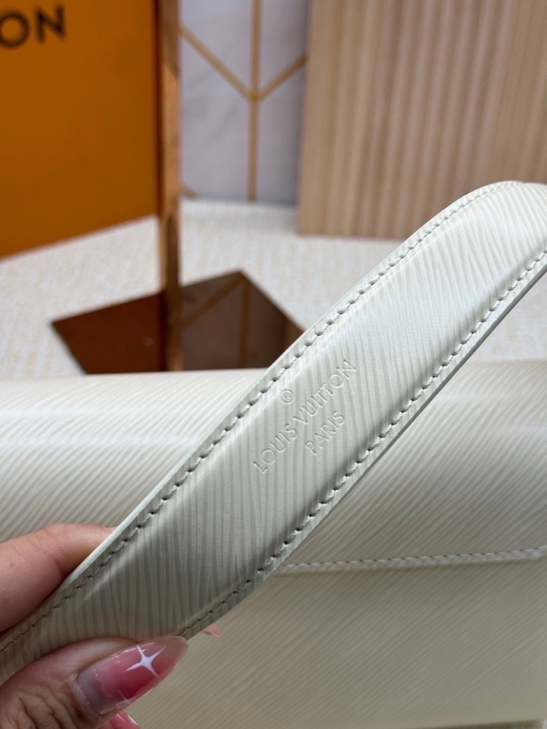 ORI หนังแท้ | LV Twist West Bag กระเป๋าสะพายหนัง Epi ลายเกรน สุดคลาสสิกมาดีไซน์ใหม่ในรูปทรงยาวเผยลุคมีระดับเหนือกาลเวลา ความหรูหราเข้ากับสตรีตสไตล์