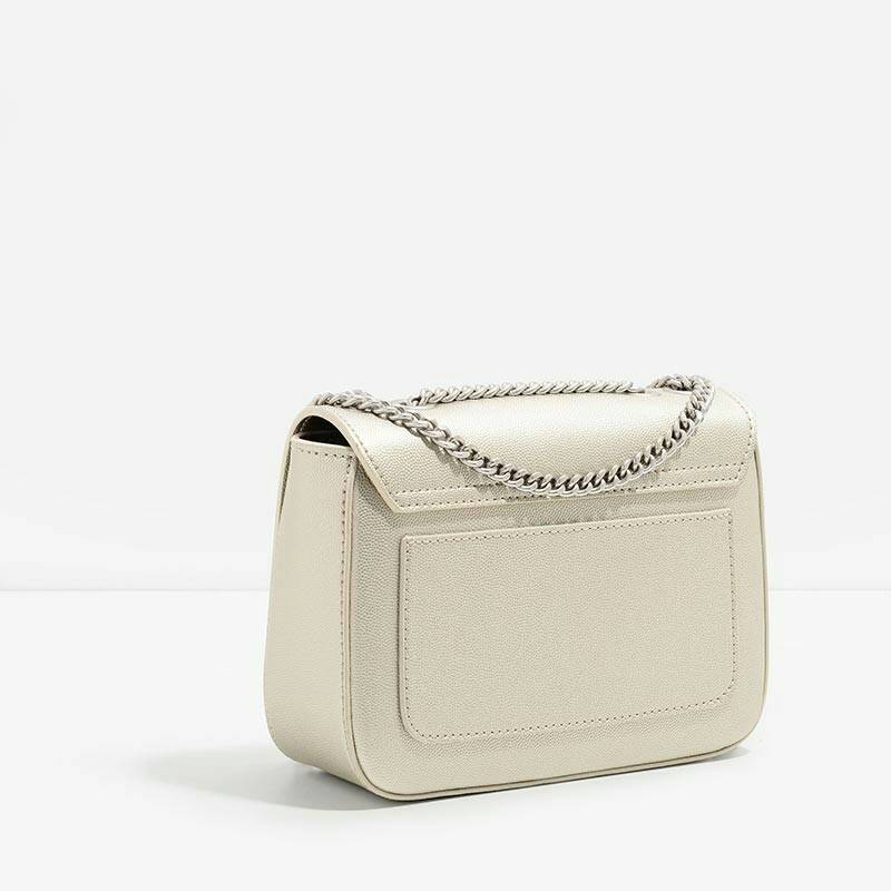 CHARLES & KEITH PUSH-LOCK CHAIN SLING BAG Best seller กระเป๋าอยู่ทรงสวย วัสดุลายคาร์เวียร์หนังสวยใช้ เปิดปิดด้วยตัวล็อค ด้านในมีช่องซิป 1 ช่อง จะสะพาย แบบสายโซ่คู่/เดี่ยวก็สวยน่ารักค่ะ