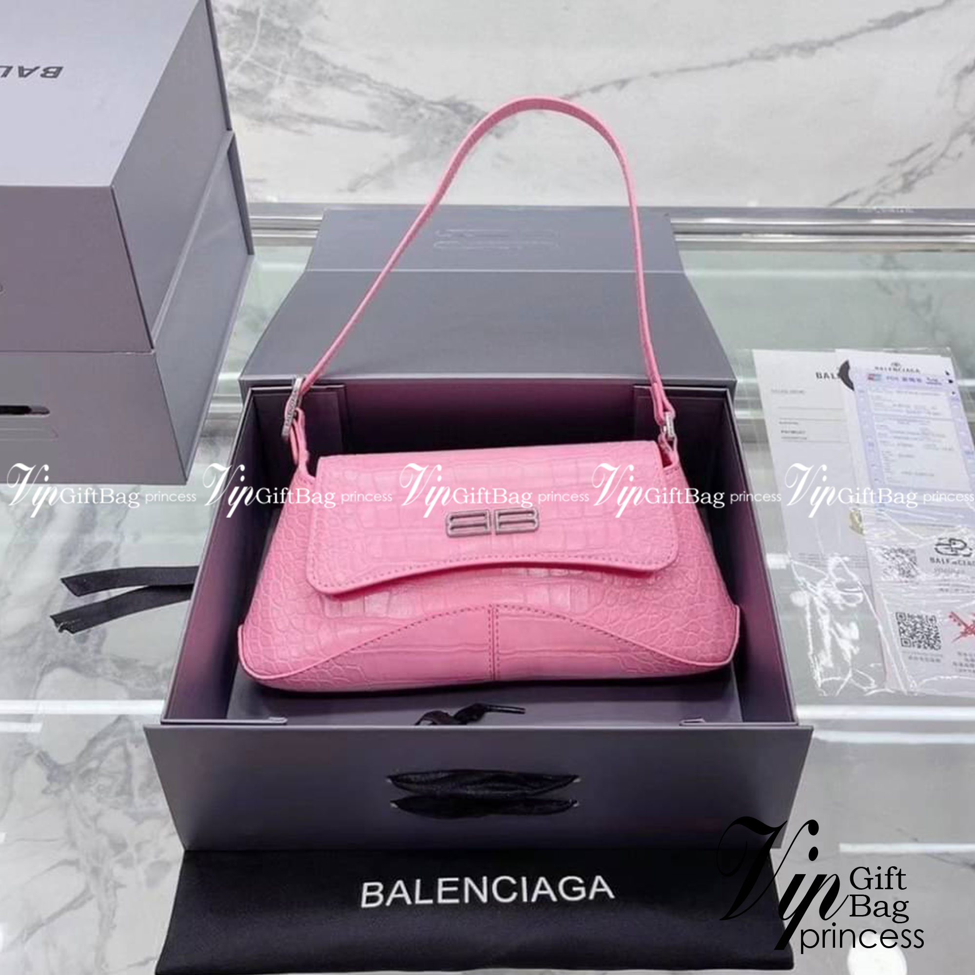 BALENCIAGA XX Small Flap leather shoulder bag กระเป๋าสะพายดีไซน์สวยเลิศ!! ไม่ซ้ำ เอกลักษณ์ที่โดดเด่นด้วยรูปทรง และขนาดที่กำลังเหมาะใช้งาน พร้อมดีไปหมด!! เปิด-ปิดด้วยกระดุมแม่เหล็ก ภายในกระเป๋าเป็นช่องโล่ง ใส่ของสำคัญจุกจิกพอได้ พกพาได้แบบไม่ต้องเยอะ สายสะ