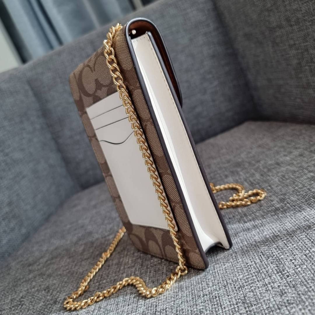 COACH NORTH/SOUTH PHONE CROSSBODY IN SIGNATURE CANVAS F55636 F39955 สุดคลาสสิคกับกระเป๋าสะพายเอนกประสงค์ Case phone ใส่โทรศัพท์มือถือได้ทุกรุ่น ดีไซน์ลายเอกลักษณ์ วัสดุหนังแคนวาสเคลือบลาย ฝาและภายในเป็นหนังสังเคราะห์เรียบ เปิด-ปิดด้วยกระดุม สายสะพายยาวประ