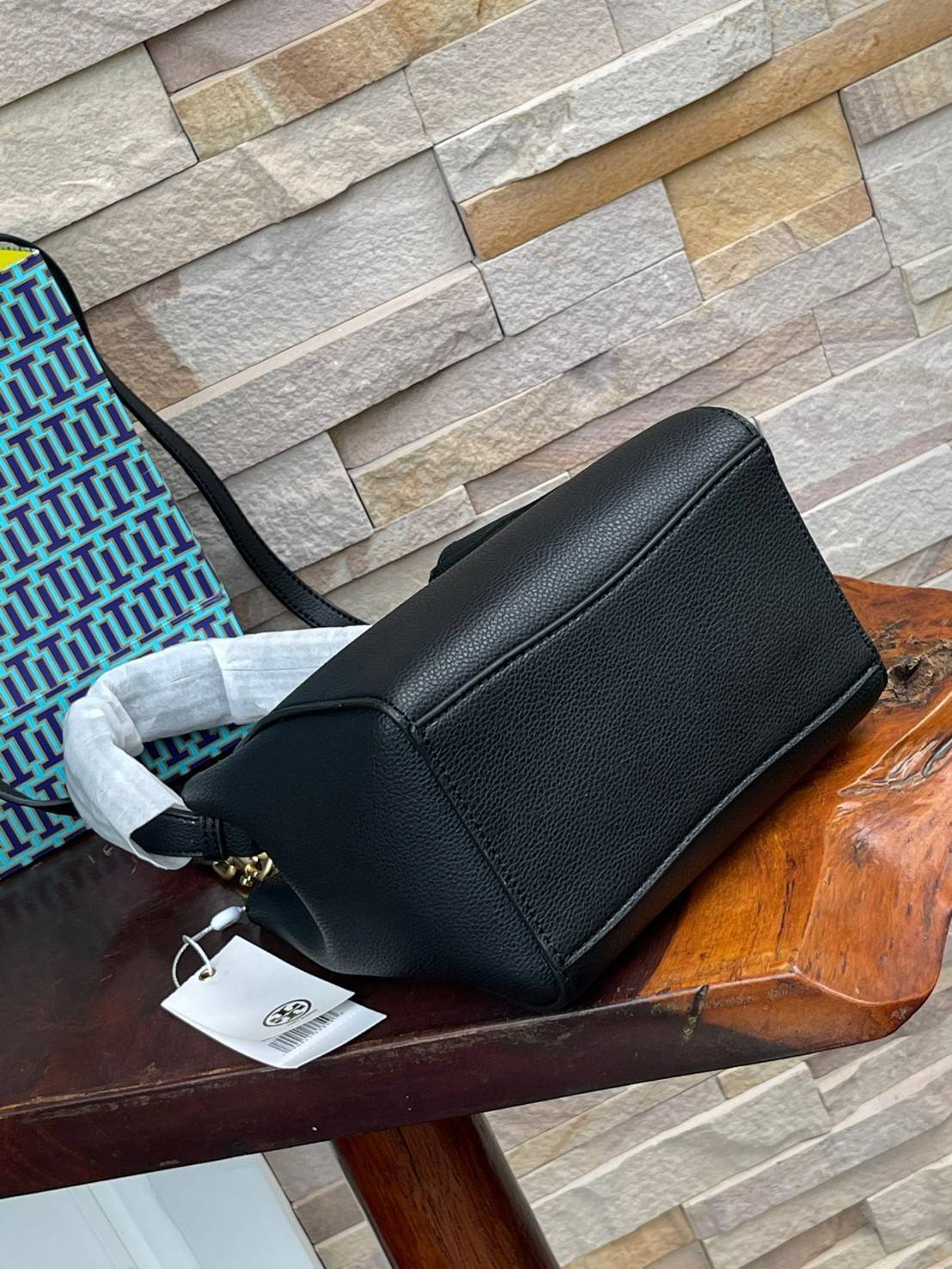 TORY BURCH McGraw Small Bucket Bag ดีไซน์ทรงตะกร้าแสนน่ารัก ดีเทลสะดุดตา รูปทรงจดจำง่าย สาว ๆ คนไหนที่เบื่อกระเป๋าถือทรงเดิม ๆ ลองมาดู Collection นี้กันดีกว่าค่ะ