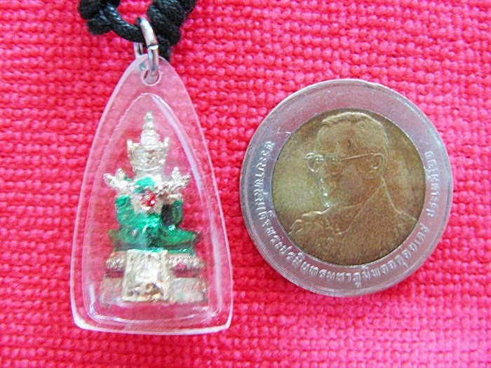 สินค้าหมดค่ะ พระแก้วมรกตเลี่ยมกรอบใสพร้อมสร้อย วัดหนอยหอย จ.ราชบุรีค่ะ