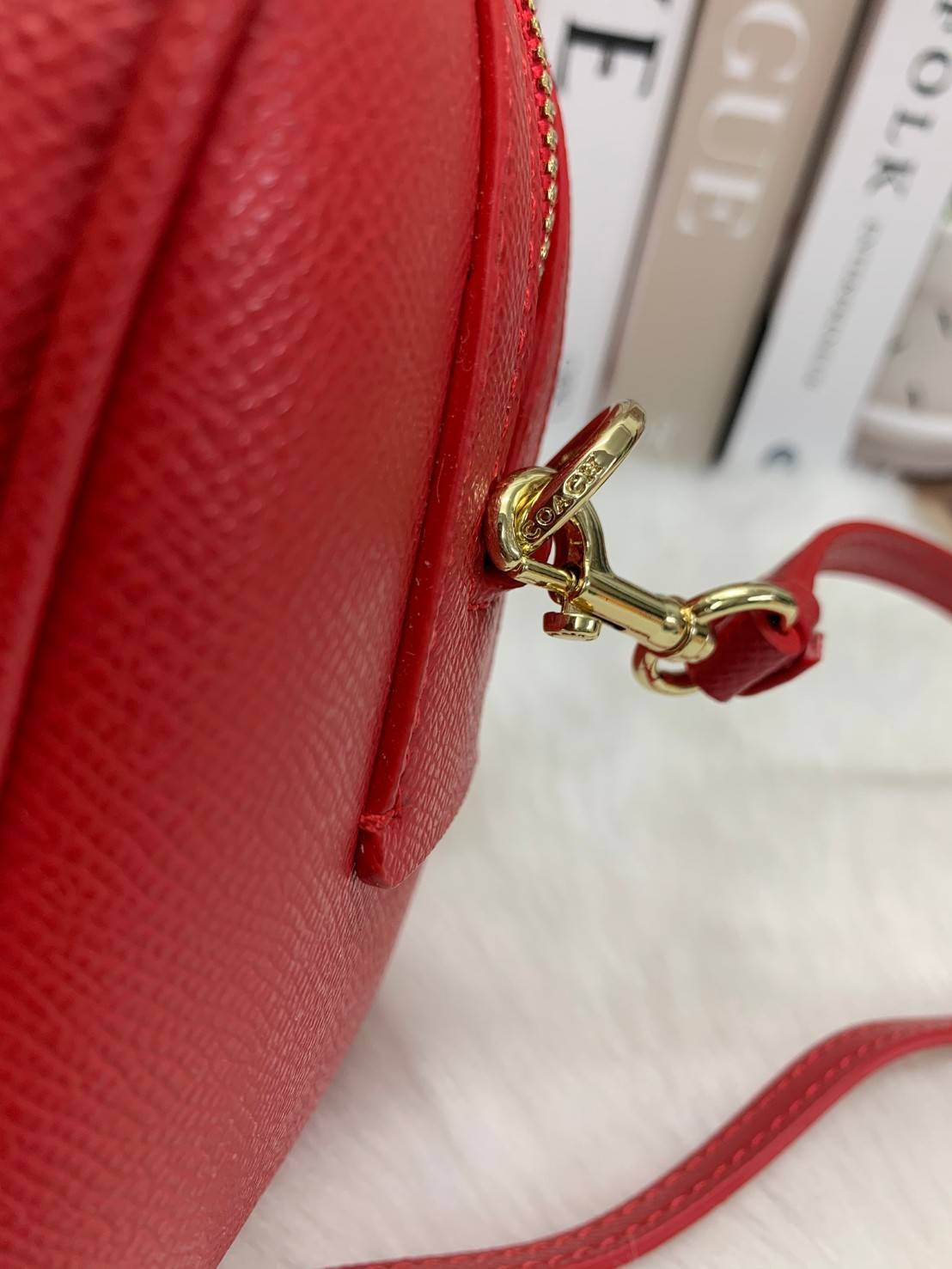 รุ่นอะไหล่ทองเข้าแล้วจ้าา ห้ามพลาดค่ะ Coach Bennett Boston Bag in Crossgrain Leather ((32202)) พร้อมส่ง รุ่นที่สาวๆหลายๆคนถามถึงกันค่า! กระเป๋าทรงหมอน หนังแท้ ลายหนังสวยมากค่ะ ไม่ว่ายุคไหนๆก็สวย ดูดี ทรงฮิตในตำนานค่ะ ✔️อะไหล่ทองหรูสวย เปิดปิดกระเป๋