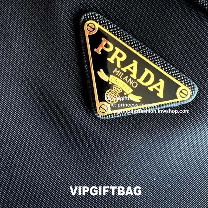 PRADA CROSSBODY BAG WITH ZIP GIFT WITH PURCHASE (GWP) กระเป๋าสะพายพรีเมี่ยมกิ้ฟ Limited Edition จากเคาน์เตอร์แบรนด์ดีไซน์เรียบหรูดูดี วัสดุ Nylon & Polyester 100% เนื้อหนาคุณภาพดีตามแบบฉบับของแบรนด์ ด้านหน้าประดับโลโก้มีช่องแบ่ง2 ช่องเป็นสัดส่วนเปิดปิดด้ว