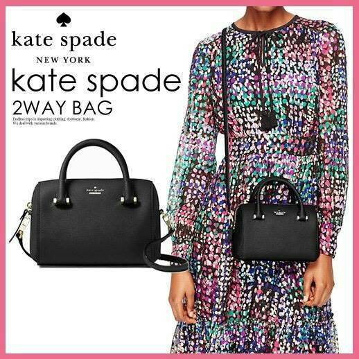 Kate Spade New York Cedar Street Bowling Bag กระเป๋าถือหรือสะพายหนัง Saffiano ทรง Bowling สวยหรู อยู่ทรงสไตล์ PRADA ด้านหน้าประดับโลโก้สีทองหรู มาพร้อมสายสะพายยาวถอดได้ปรับได้ ภายในมีช่องซิปและช่องใส่มือถือ ใส่กระเป๋าสตางค์ใบยาวของใช้ได้จุ น้ำหนักเบาขนาดก