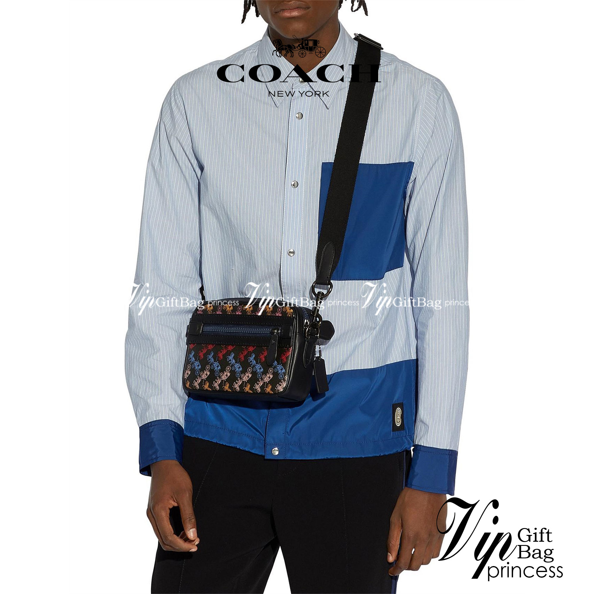 COACH ACADEMY CROSSBODY WITH HORSE AND CARRIAGE PRINT (COACH 89084) ผ้าใบเคลือบพิมพ์ลายและหนังกรวดขัดเงา ภายในกระเป๋ามัลติฟังก์ชั่น| ปิดด้วยซิป ซับในผ้า ด้านนอกมีซิปและกระเป๋าสลิป สายสะพายถอดได้