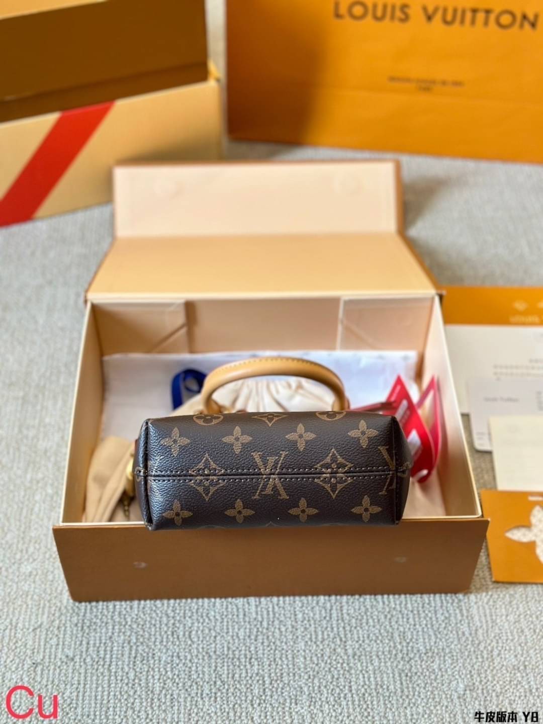 LV Lockit BB bag 19cm กระเป๋าทรงโท้ท ดีไซส์ดั้งเดิมด้านบนโค้งมนเป็นเอกลักษณ์สวยงามสะดุดตาลายโมโนแกรม ตอบโจทย์การใช้งาน พกพาได้หลายสไตล์สุดไอโคนิก