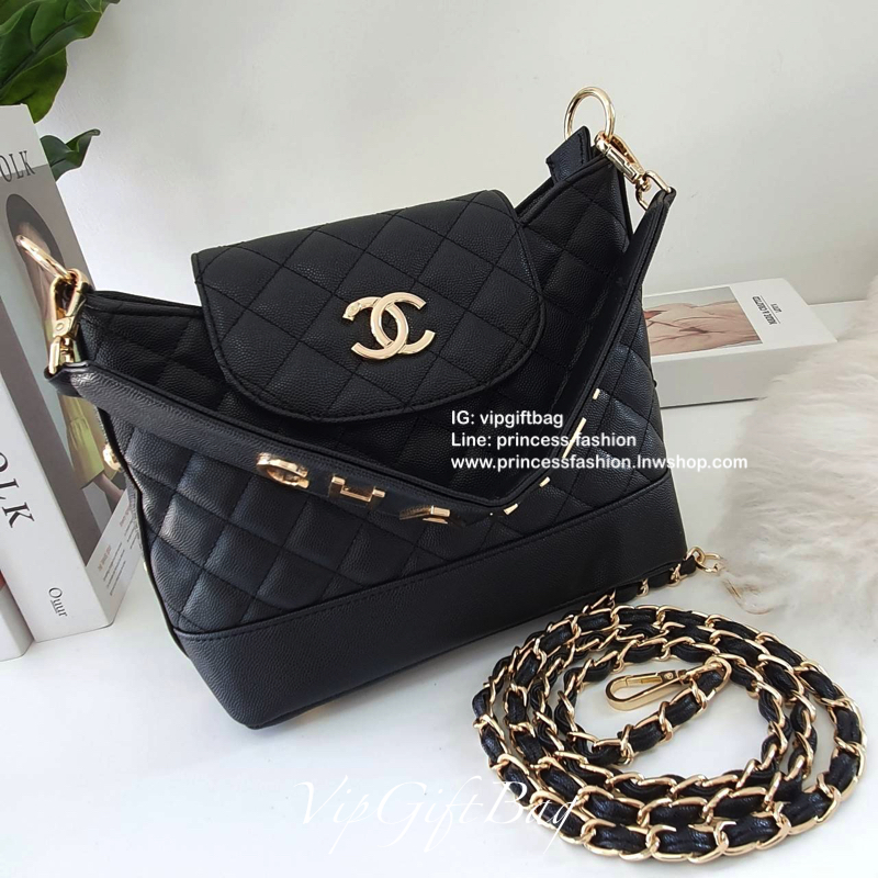 CHANEL VIP GIFT SHOULDER BAG รุ่น Limitedจากงาน VIP GIFT(GWP) ของแท้100% วัสดุหนังคาเวียร์เต็มใบ เปิดปิดด้วยซิปอะไหล่ทอง ด้านในใส่ของได้เยอะ มาพร้อมสายสะพาย2สายแบบ ทั้งสายโซ่สลับหนังและสายกนังคาเวียร์ ถนอมไหล่ ถอดออกได้ สวยหรูในราคาที่เอื้อมถึง ห้ามพลาดนะ
