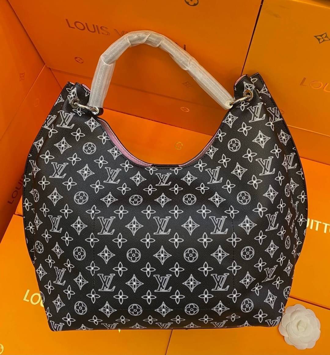 LV Mahina Carmel Bobo Bag ใหม่ล่าสุดก่อนใคร สวยได้ไม่ต้องรอ กับคอลใหม่ลุคลูกคุณ ตอบโจทย์ได้ทุกลุค ทุกไลฟ์สไตล์ ใช้งานได้ง่ายคล่องตัว กับกระเป๋าสะพายข้าง ภายในเป็นช่องโล่ง สะพายไปเที่ยว ทำงาน ออกเดท โอกาสไหนๆก็พร้อมออกงานไปเลยจ้า
