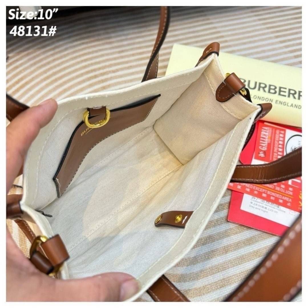 Burberry Freya Canvas Tote Bag Small กระเป๋าสะพายทรงโท้ทใบเล็กกะทัดรัดใช้งานง่าย ดีไซน์ทรงเหลี่ยมสวยอยู่ทรง ด้านหน้ามีช่องใส่ของ ภายในโล่งกว้างจุ หูจับหนังถนัดมือ