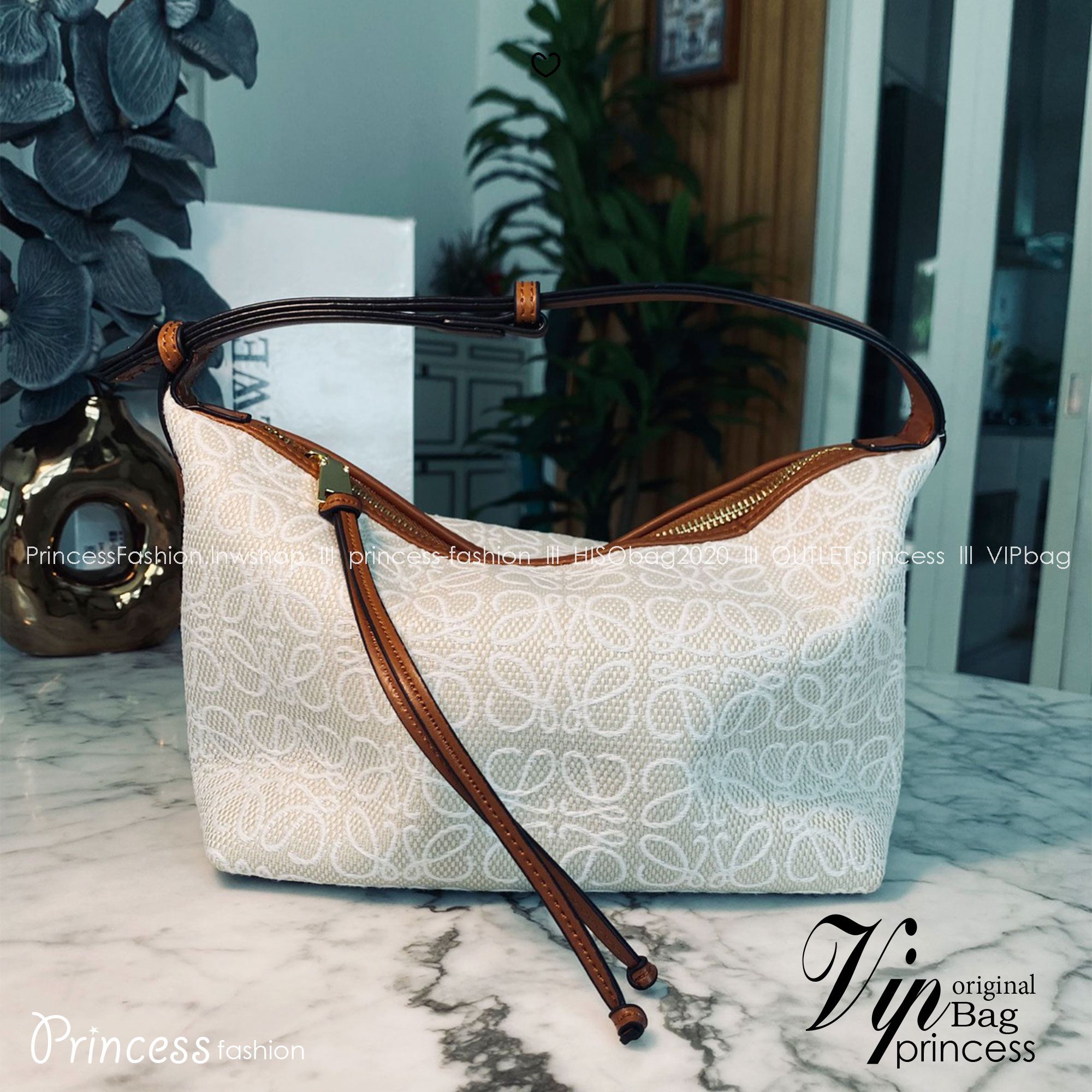 LOEWE Cubi Small Logo Canvas Top Handle Bag กระเป๋าทรงสวยดีไซน์ยอดฮิตประจำปีเลย! ปักโลโก้แบรนด์บนผ้าทั้งใบเป็นเอกลักษณ์ หูจับปรับได้ สวยหรูวินเทจ