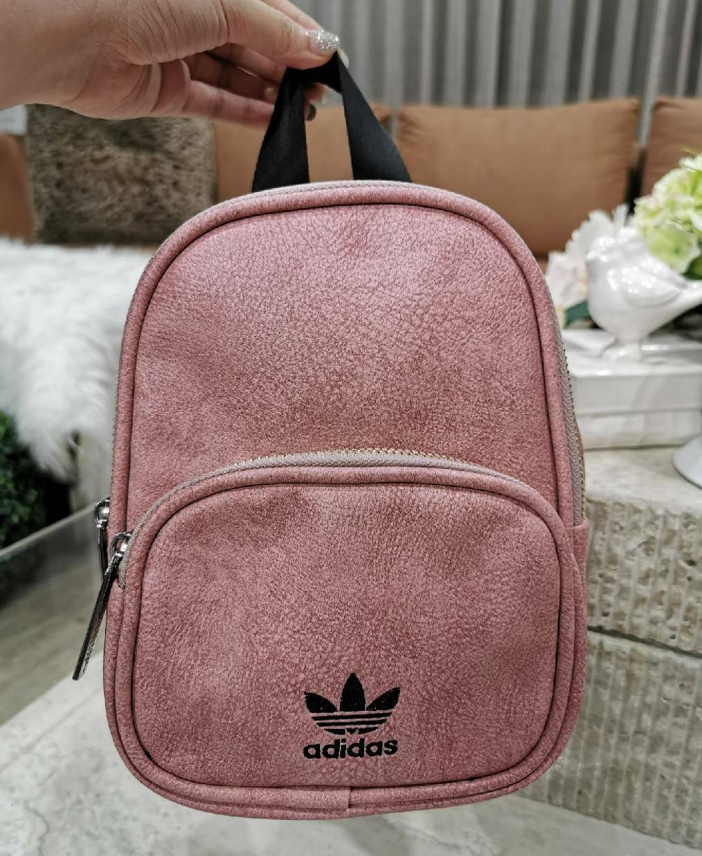 ADIDAS MINI BAGPACK กระเป๋าเป้สไตล์ Sport ขนาดมินิ กำลังน่ารัก น้ำหนักเบา ด้านหน้ามีโล้โก้และช่องซิป เปิดปิดด้วยซิปสะดวกใช้หัวซิปแบรนด์ ภายในมีโลโก้และช่องใส่ของ มีหูจับถนัดมือ สายสะพายเลื่อนปรับระดับได้ freesize ไอเท็มใหม่ดีไซน์สุดฮิต พร้อมส่งที่ไทยในราค